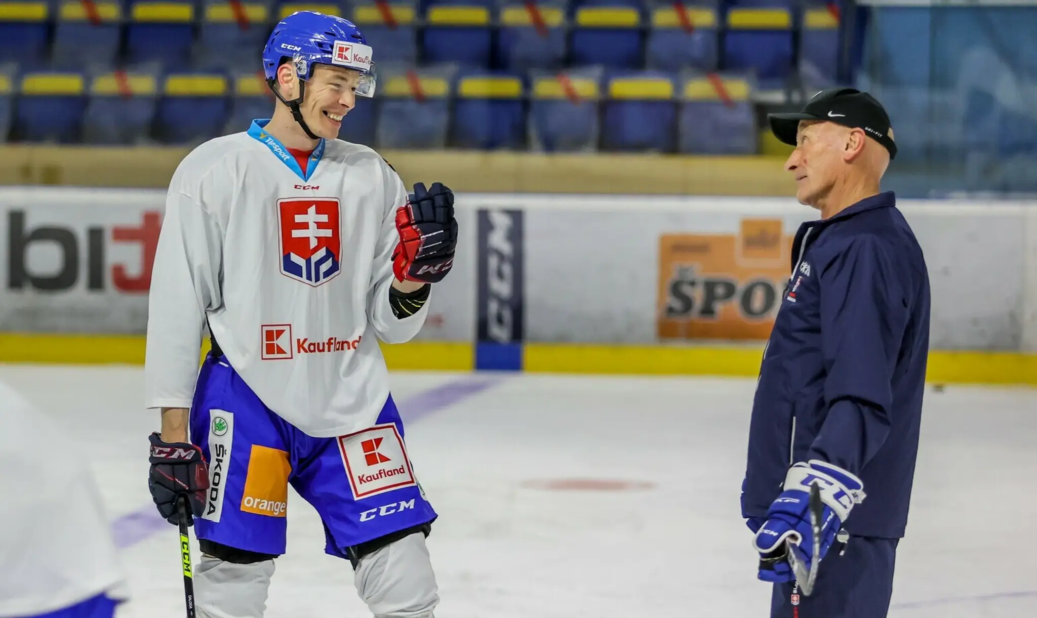 Marek Ďaloga a tréner Craig Ramsay počas prípravného kempu slovenskej hokejovej reprezentácie.