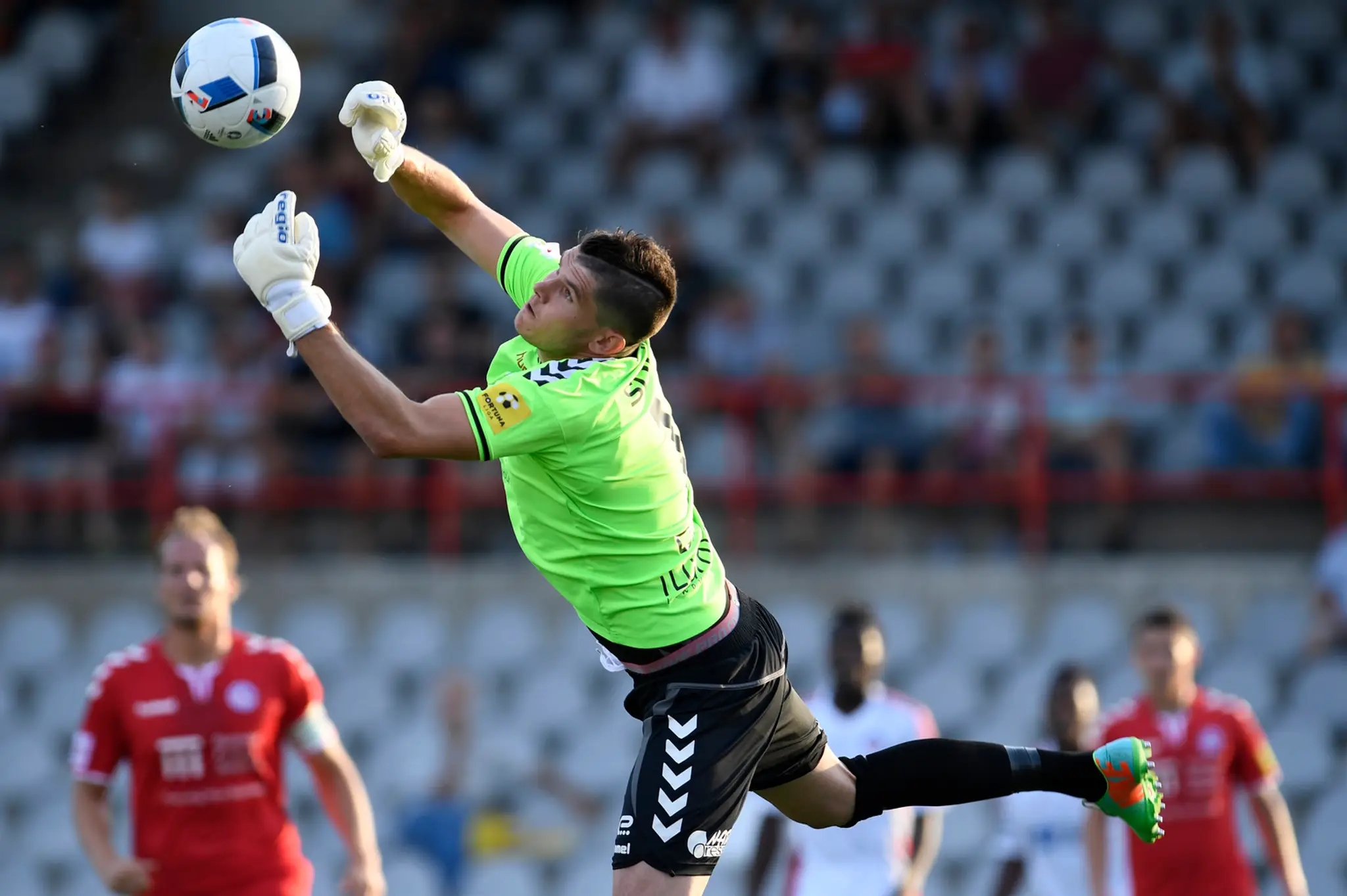 Zákrok brankára FK Senica Michala Šullu v zápase so Žilinou.