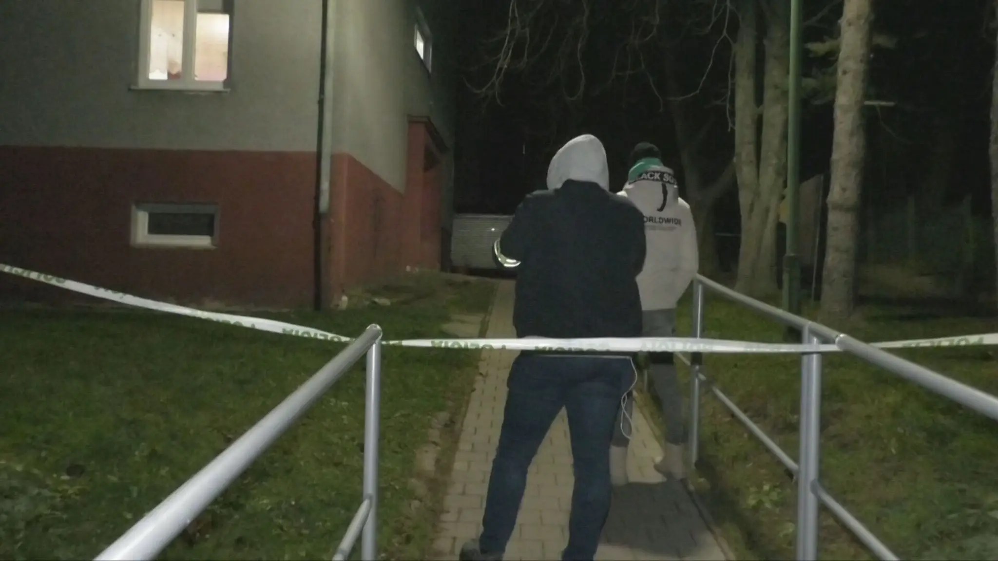 Bytovka v Handlovej, kde našli telo dobodaného muža