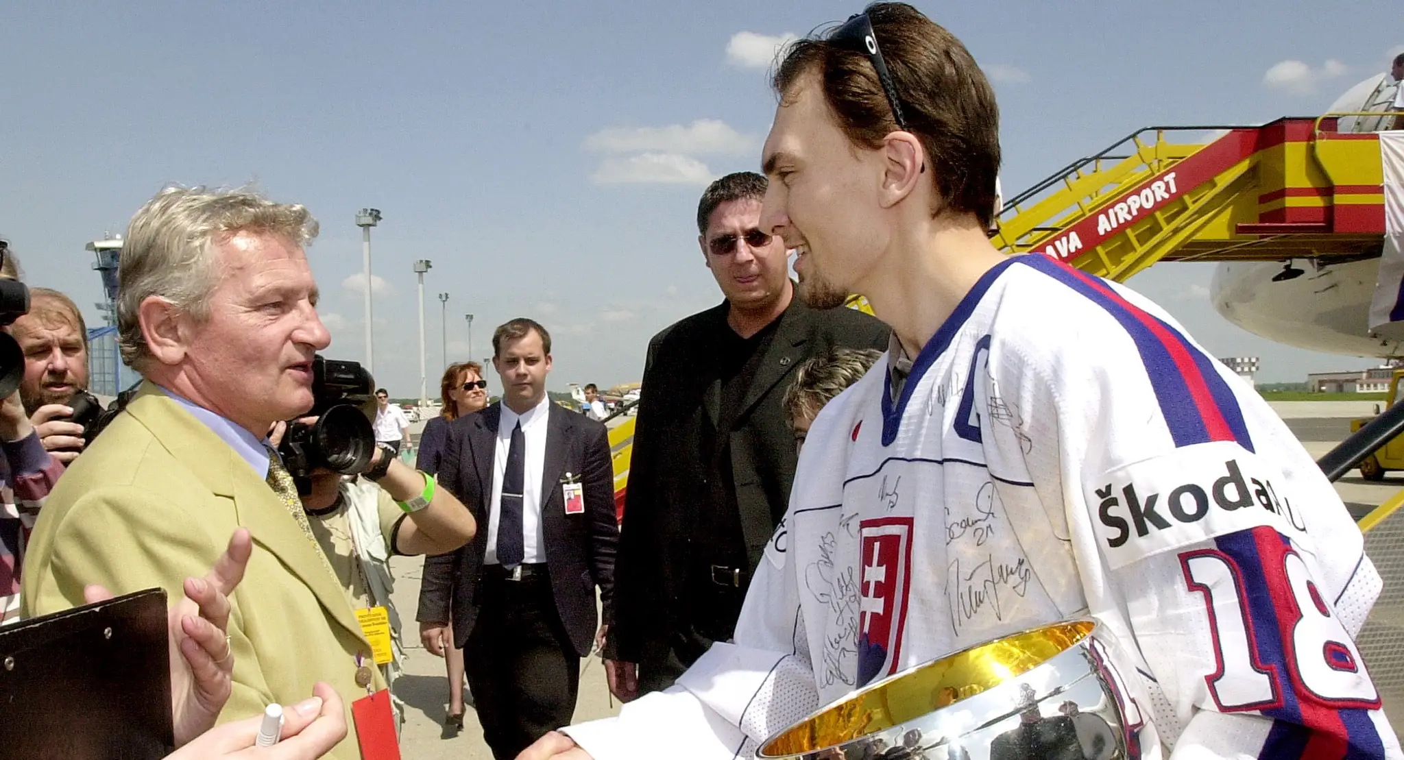 Miroslav Šatan s trofejou pre majstrov sveta.