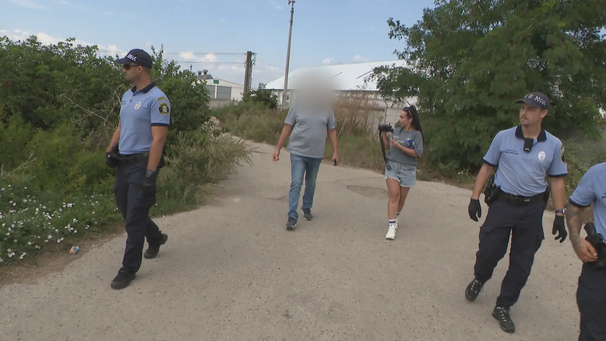 Na svoj pozemok chodí obkolesený policajtmi