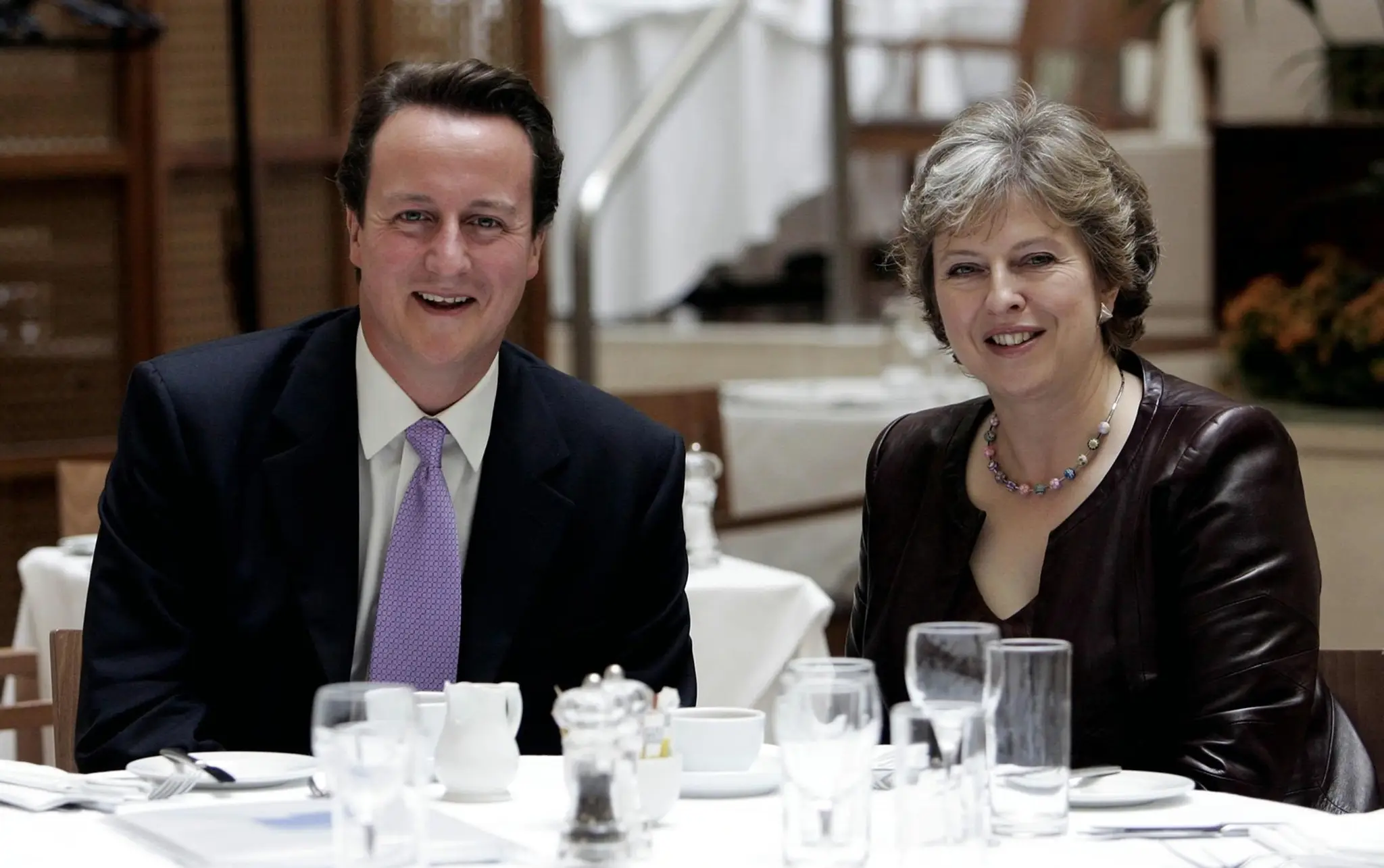 David Cameron a Theresa Mayová.