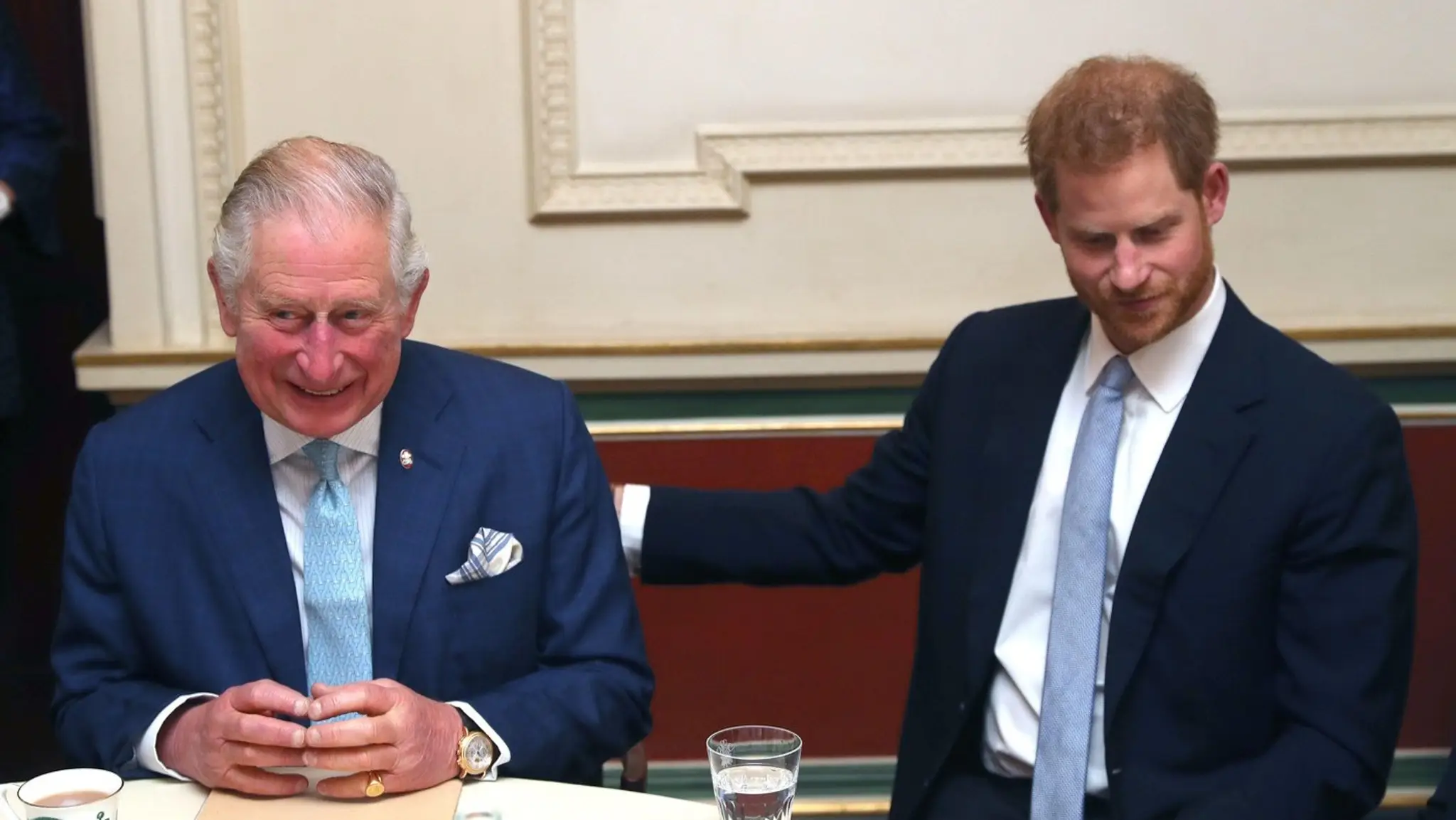 Kráľ Karol III. a princ Harry v decembri 2018