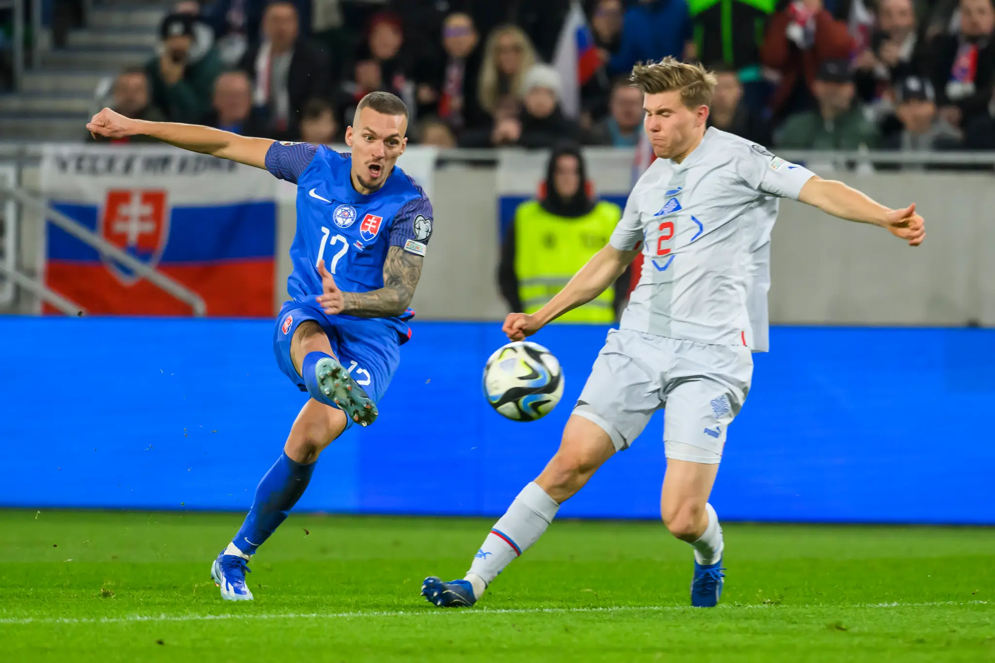 Zľava Lukáš Haraslín (Slovensko) strieľa druhý gól a Alfonz Sampsted (Island) v zápase kvalifikácie ME 2024.