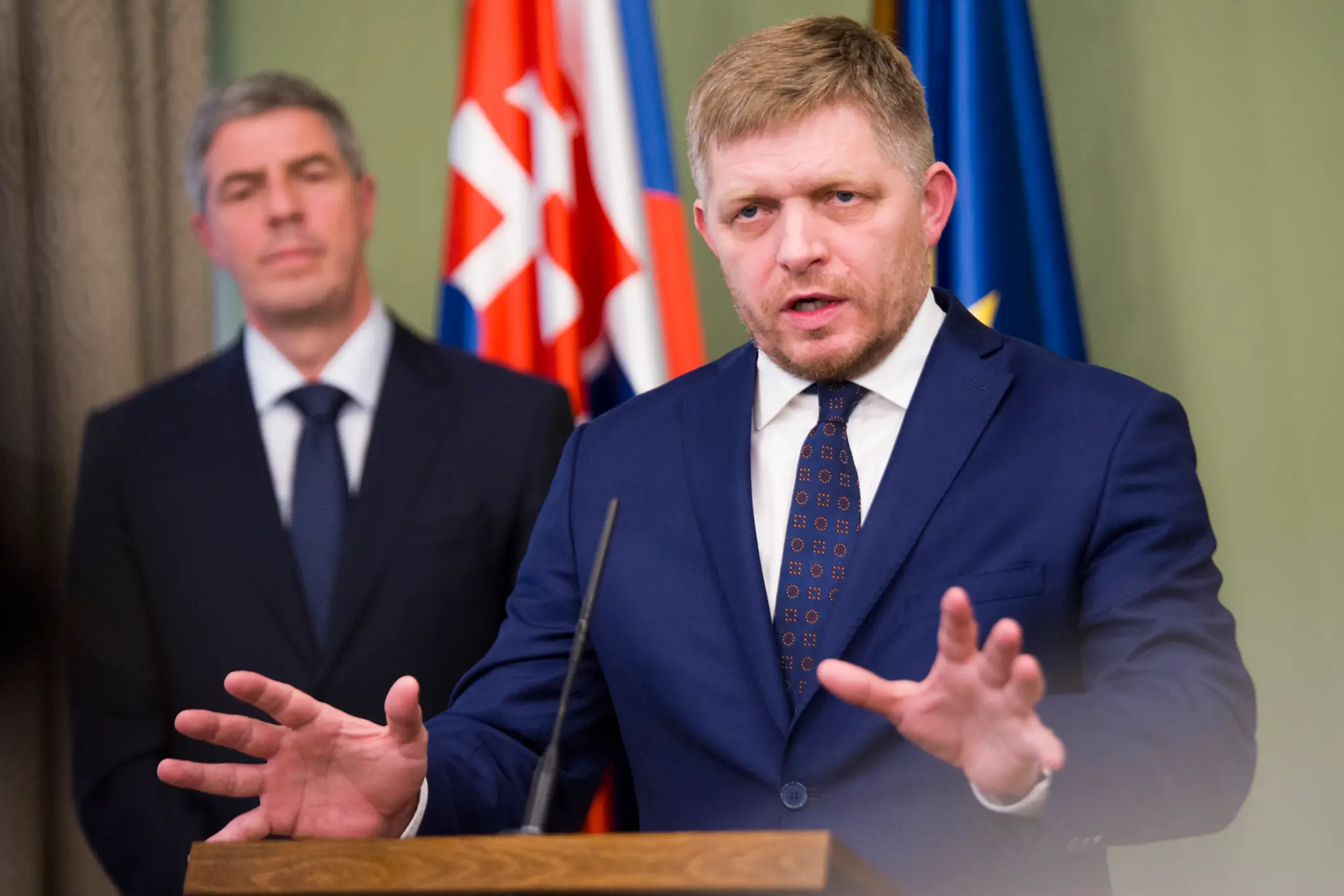 Na snímke predsedovia koaličných strán vľavo Béla Bugár (Most-Híd) a vpravo Robert Fico (Smer-SD)