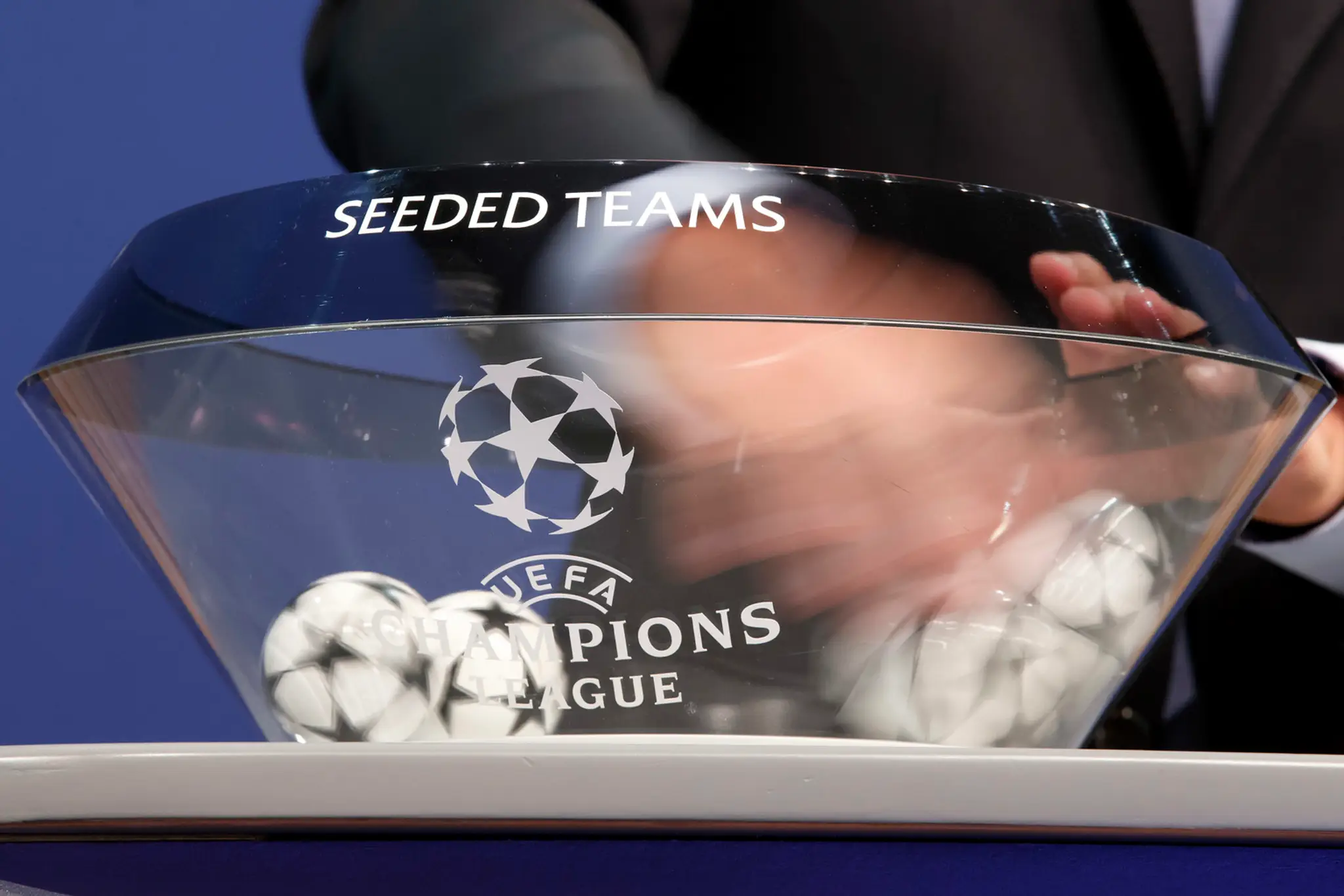 Na snímke nádoba s loptičkami obsahujúce mená futbalových klubov Ligy majstrov.