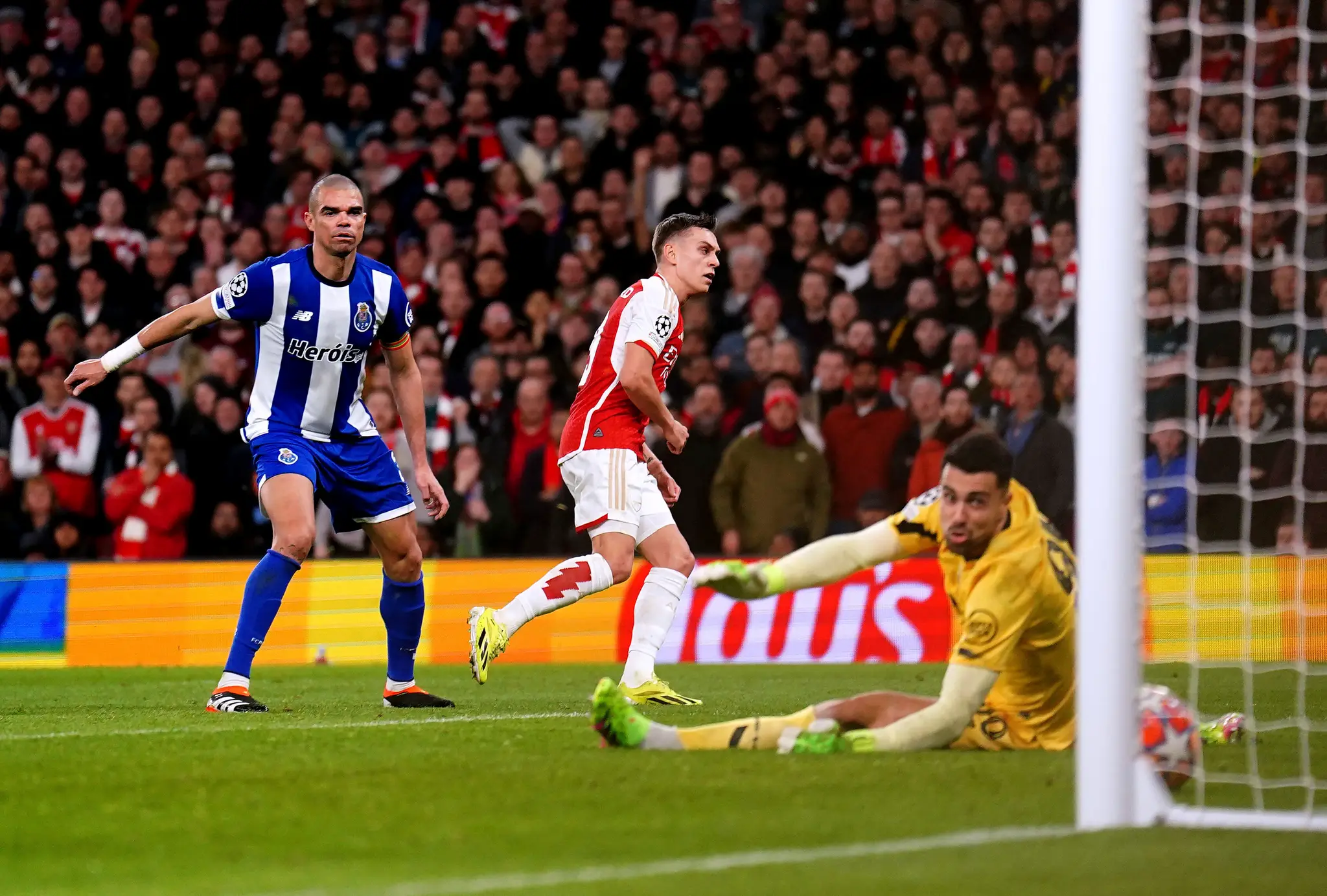 Hráč Arsenalu Leandro Trossard (uprostred) skóruje.