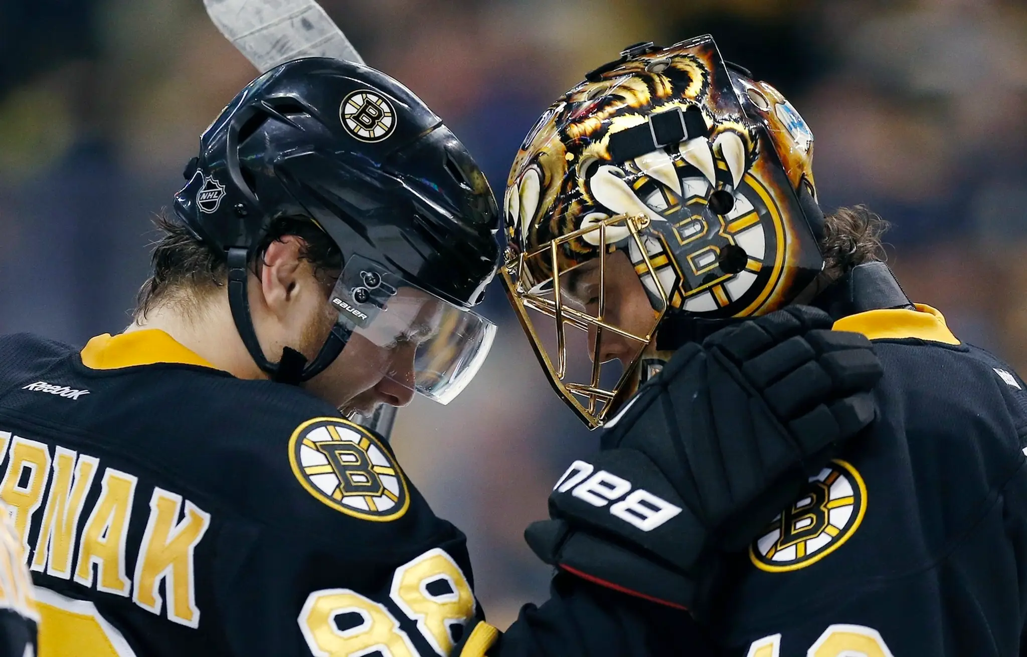 Rask a Pastrňák z tímu Boston Bruins.