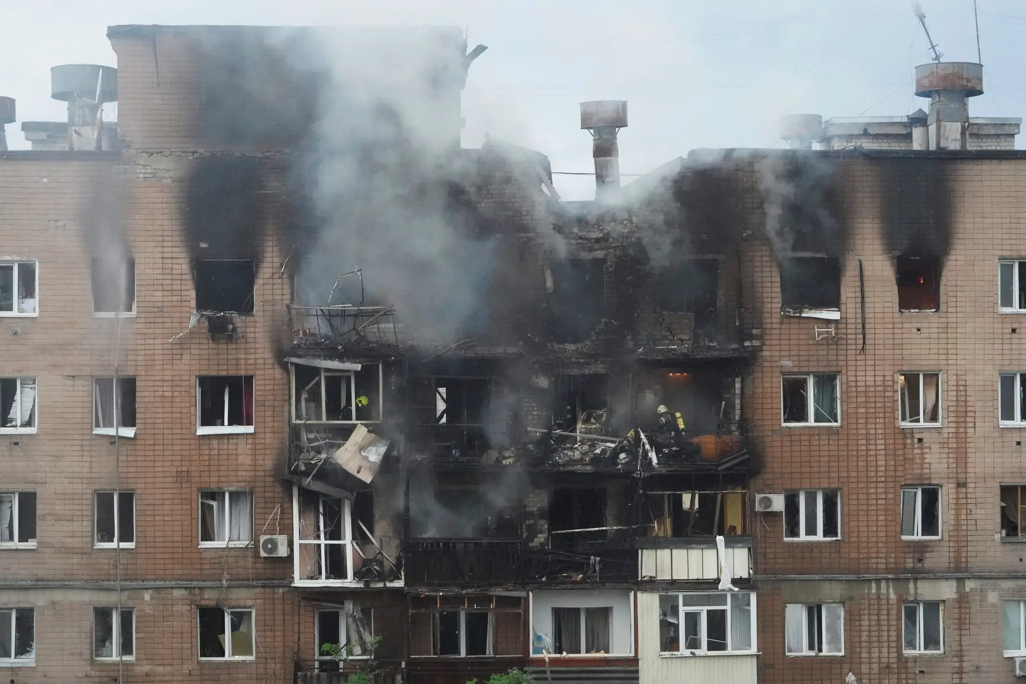 Poškodená bytovka v Charkove po ruskom útoku.