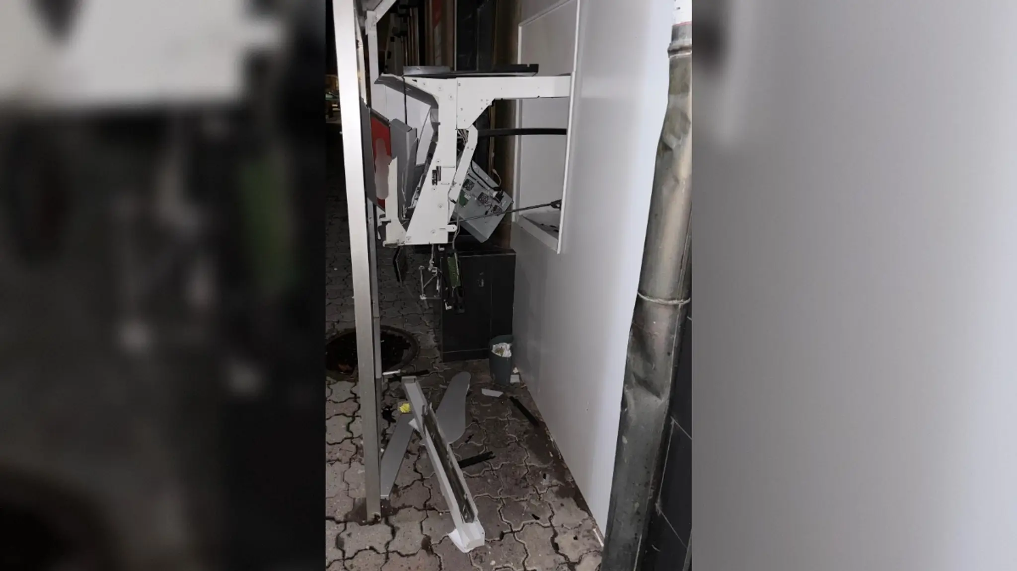 FOTO a VIDEO: Bankomat vybuchol policajtom pod nosom. Nové zistenie naznačuje, že zlodeji mali pomoc zvnútra