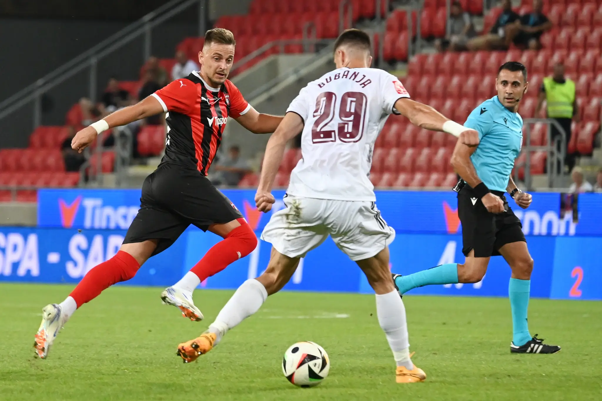 Na snímke zľava hráč Trnavy Filip Twardzik a hráč Sarajeva Vladan Bubanja.