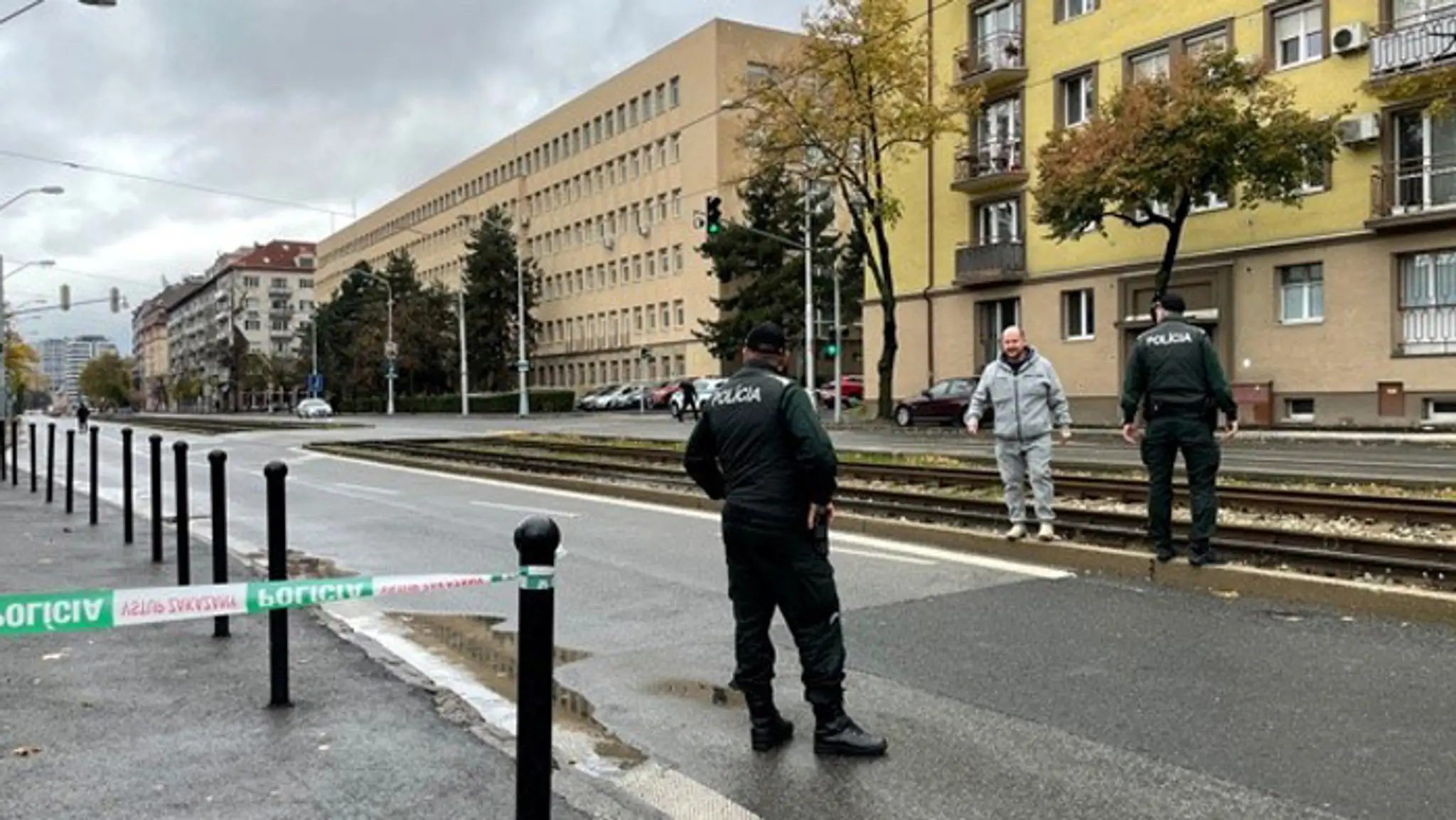 Pred policajným prezídiom zasahujú pyrotechnici.