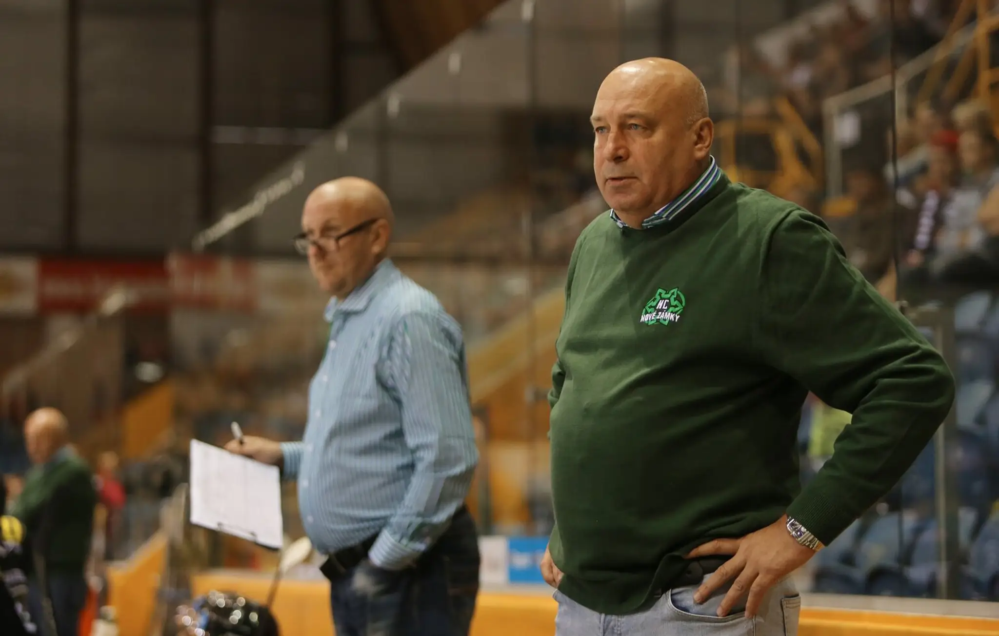 Tréner Nových Zámkov Miroslav Chudý (vpravo) v zápase 1. kole hokejovej Tipsport Ligy HKM Zvolen - HC Mikron Nové Zámky.jpg