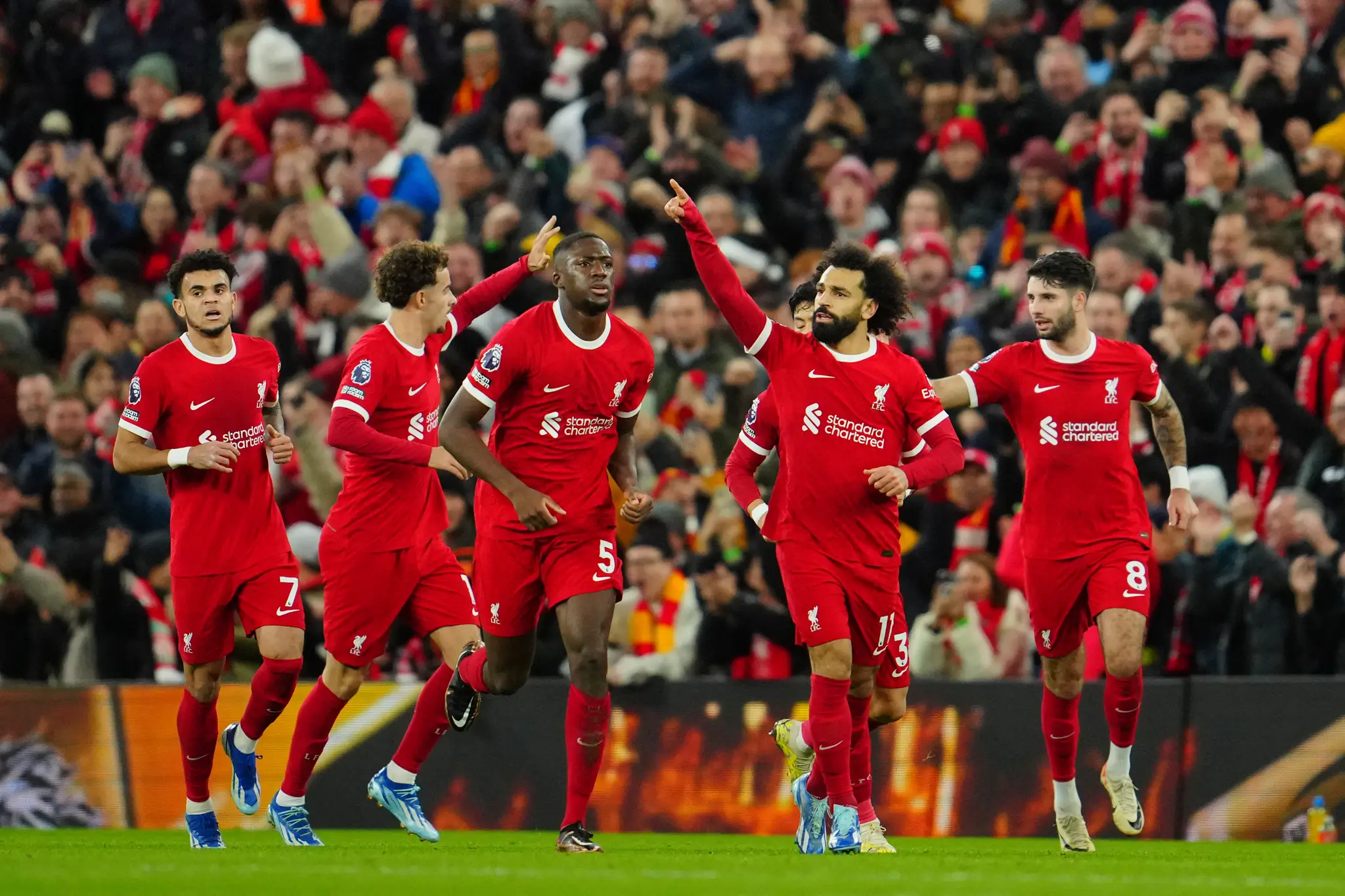 Futbalisti Liverpoolu oslavujú gól.