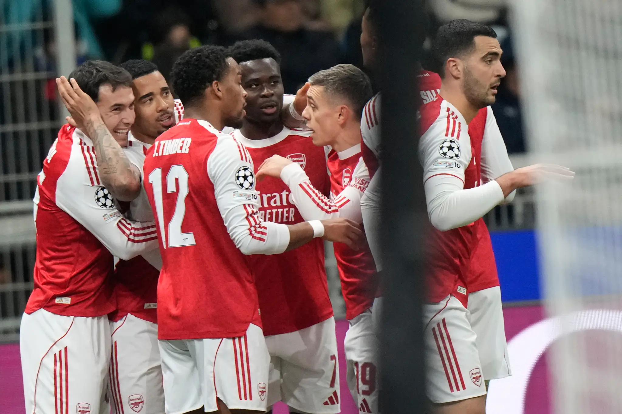 Na snímke hráč Arsenalu Gabriel Jesus sa raduje so spoluhráčmi