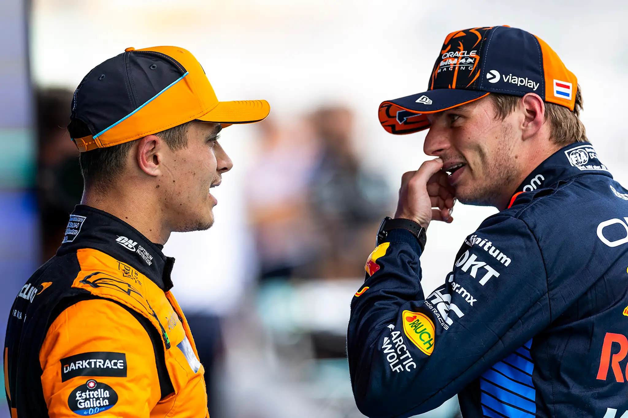 Pilot McLarenu Lando Norris a jazdec Red Bullu Max Verstappen.