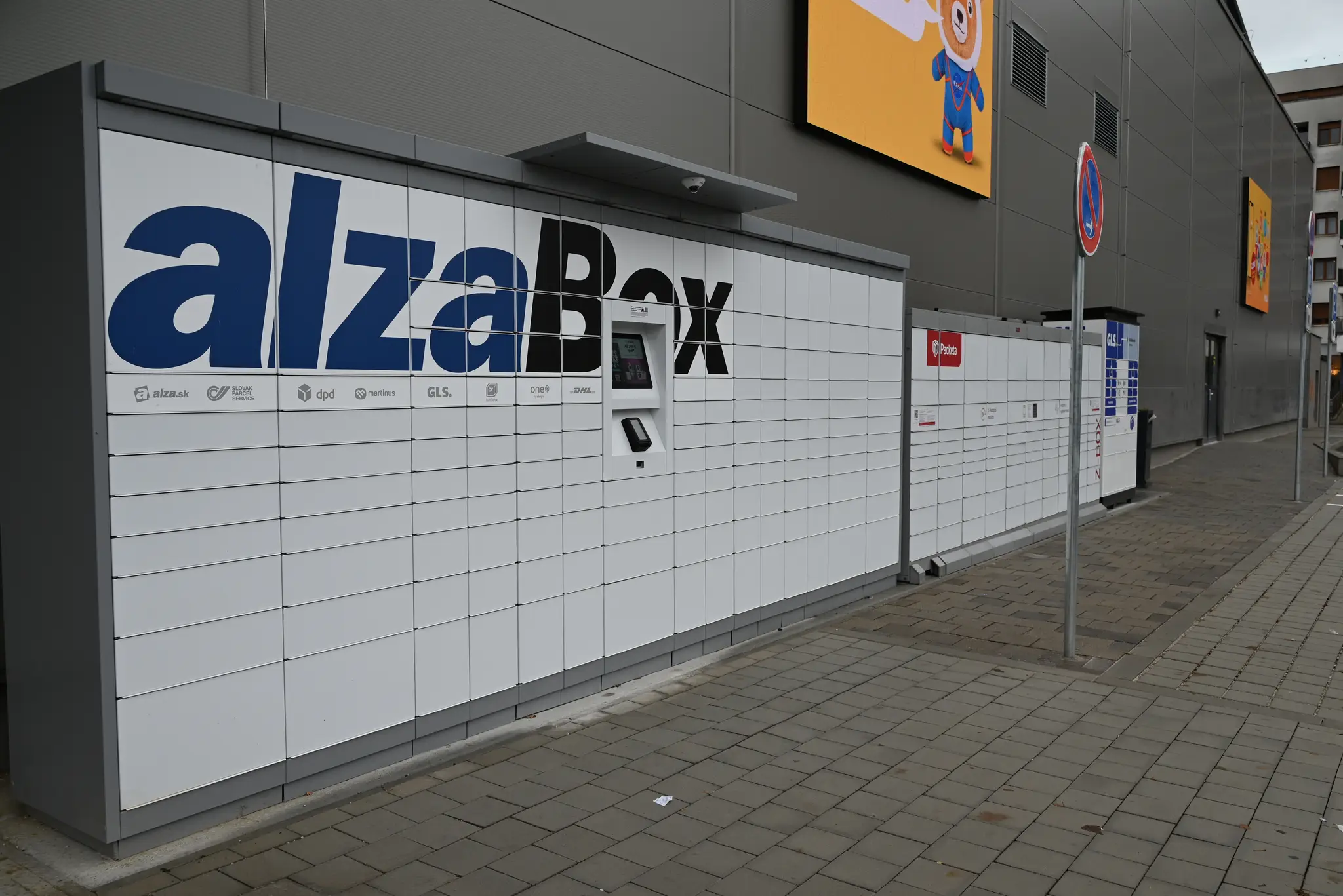 Balíkobox, Packeta, Alzabox, GLS, Z-box, výdajné boxy. Ilustračná snímka