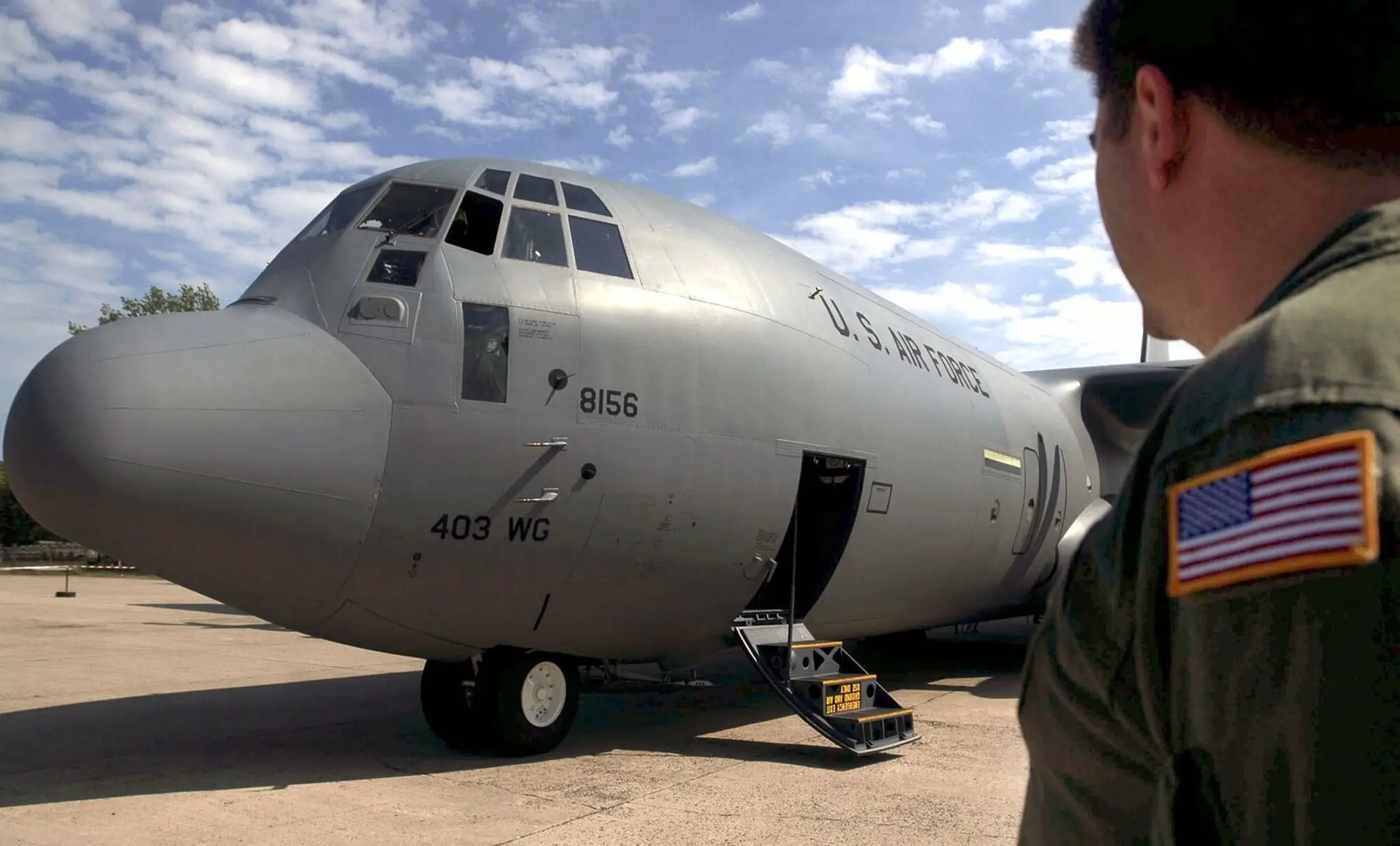 Vojenské dopravné lietadlo C-130J-30 Hercules amerického výrobcu Lockheed Martin na vojenskom letisku v Kuchyni. (2006)