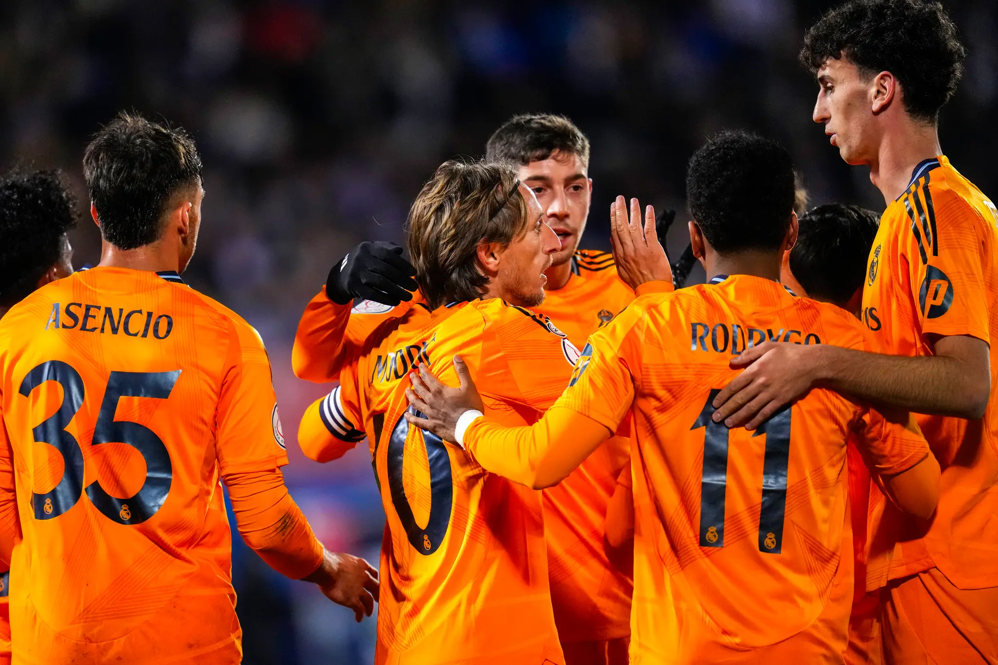 Futbalista Realu Madrid Luka Modrič (uprostred) sa raduje so svojimi spoluhráčmi