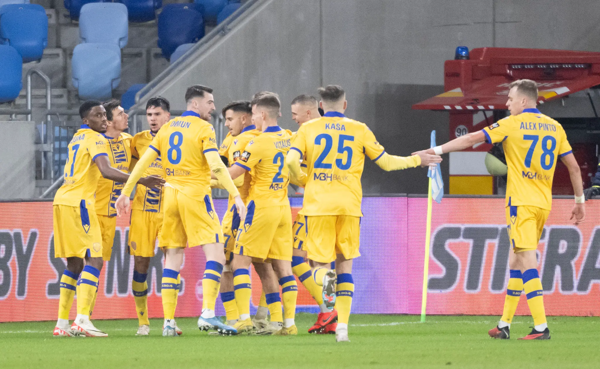 Futbalisti Dunajskej Stredy sa tešia po strelení gólu v zápase 18. kola Niké ligy na pôde Slovana.