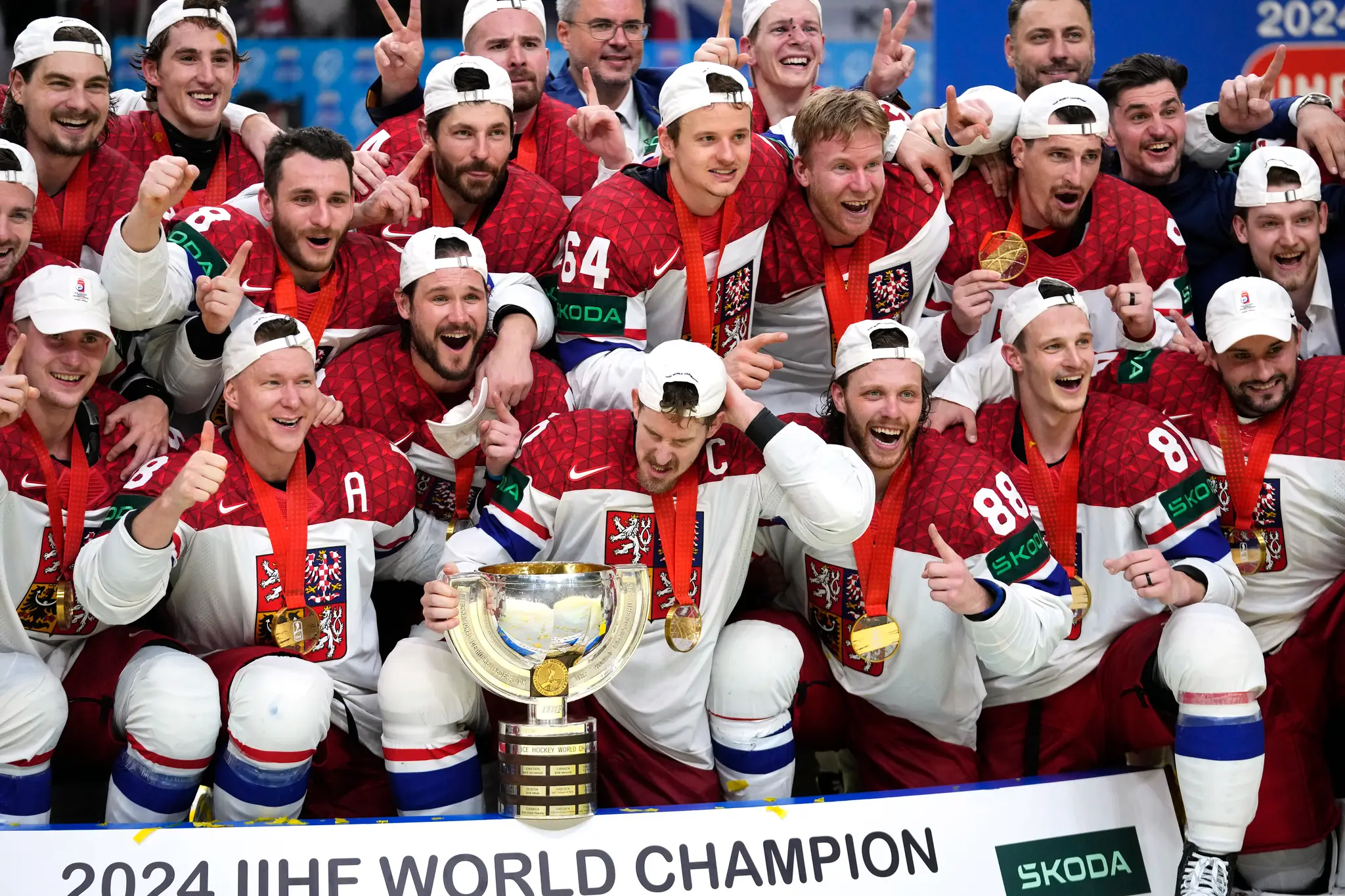 Českí hokejisti pózujú s trofejou po výhre vo finálovom zápase Česká republika - Švajčiarsko