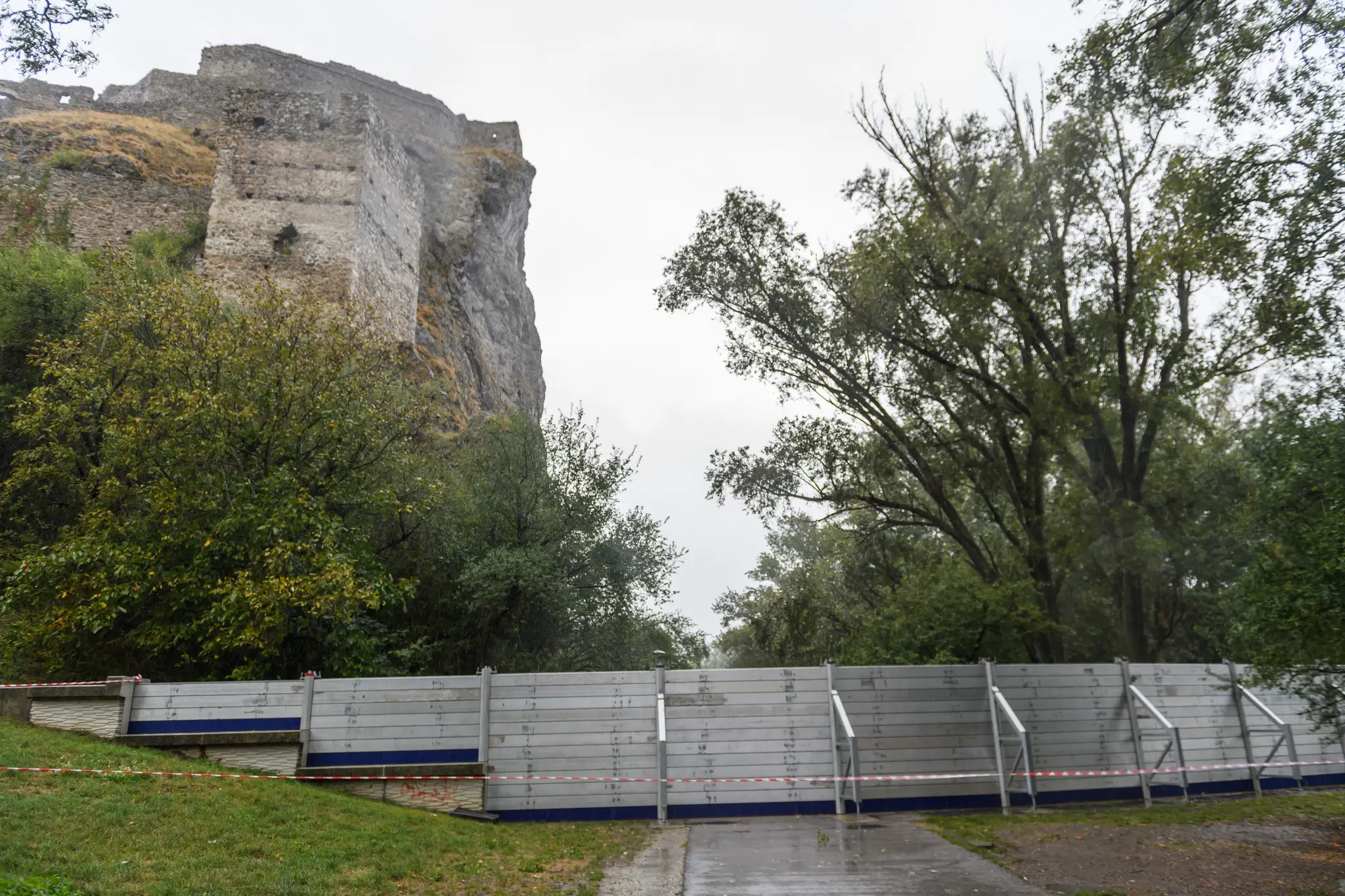 Protipovodňové bariéry pod hradom Devín v Bratislave.