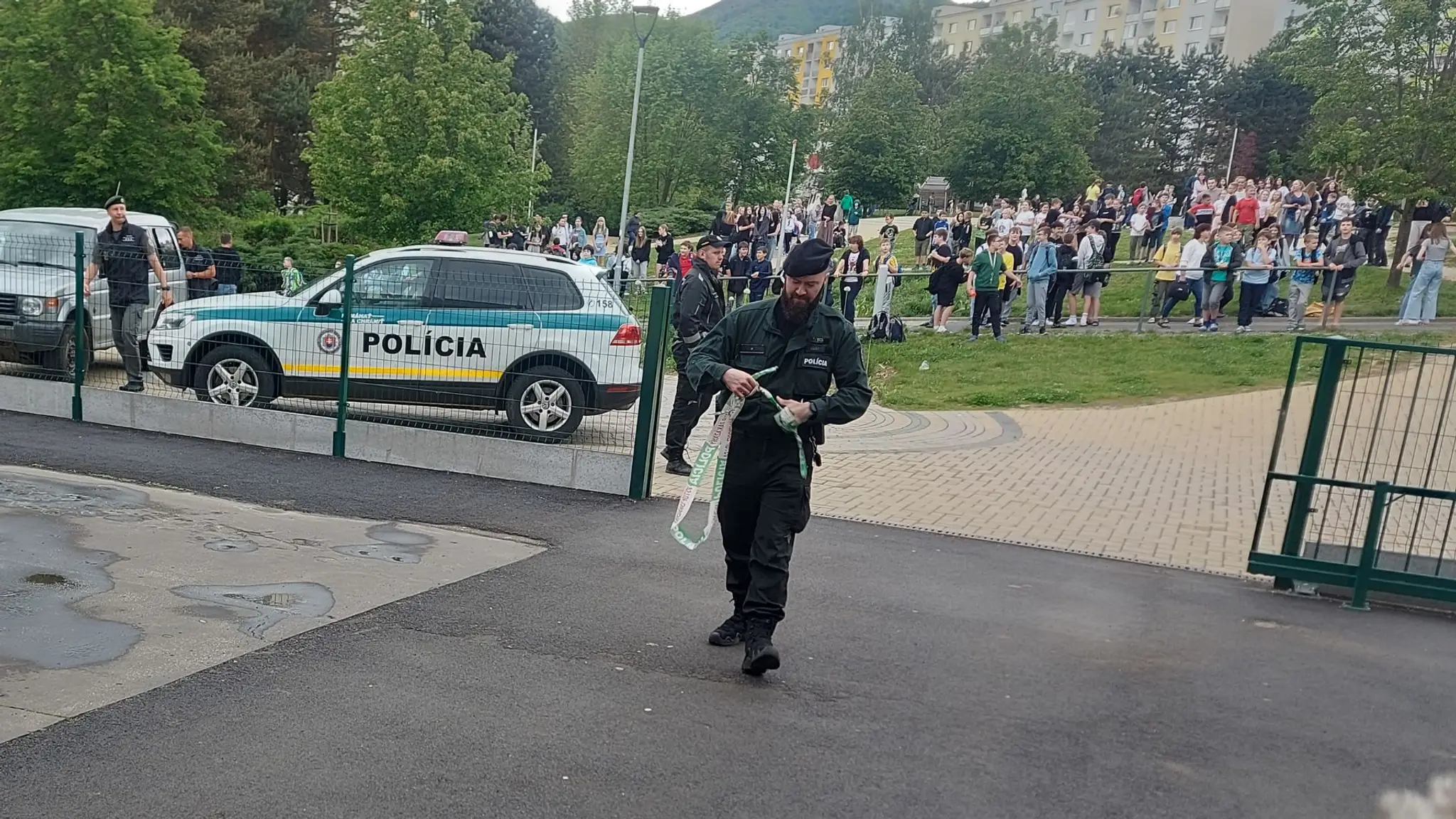 Policajti na ZŠ Sitnianska 32 v Banskej Bystrici.