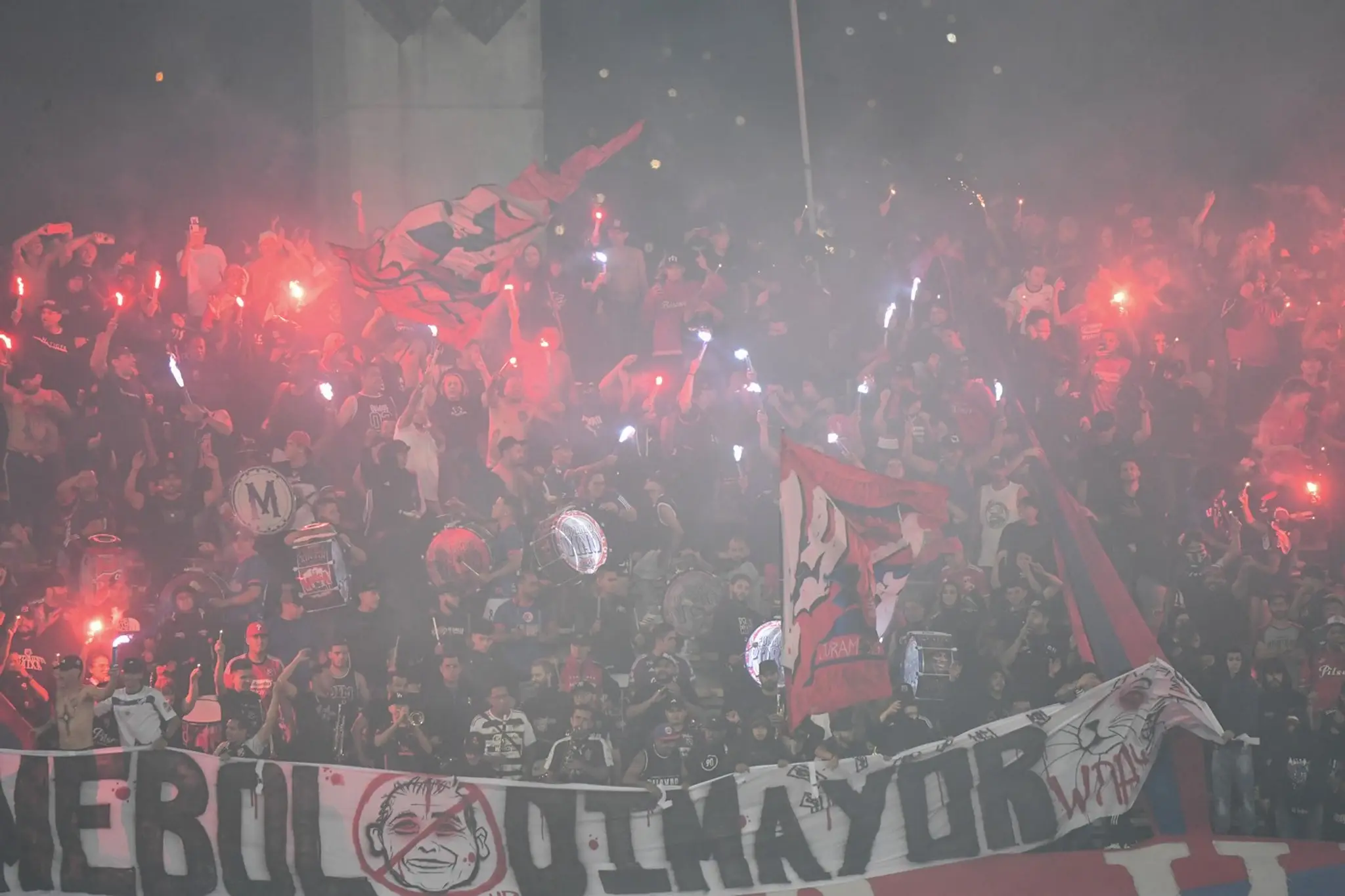 Fanúšikovia protestovali na tribúnach.