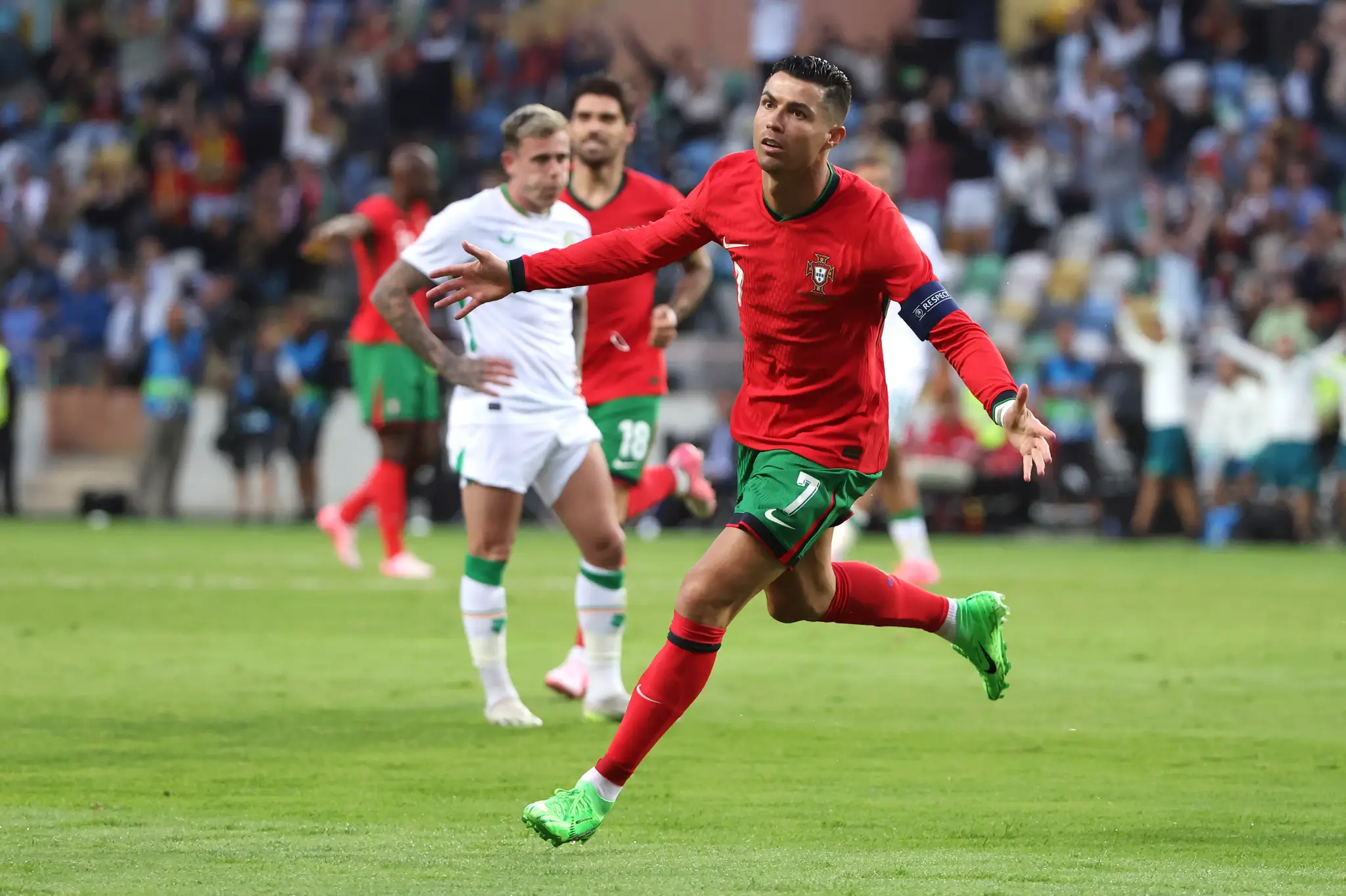 Portugalský hráč Cristiano Ronaldo oslavuje gól.