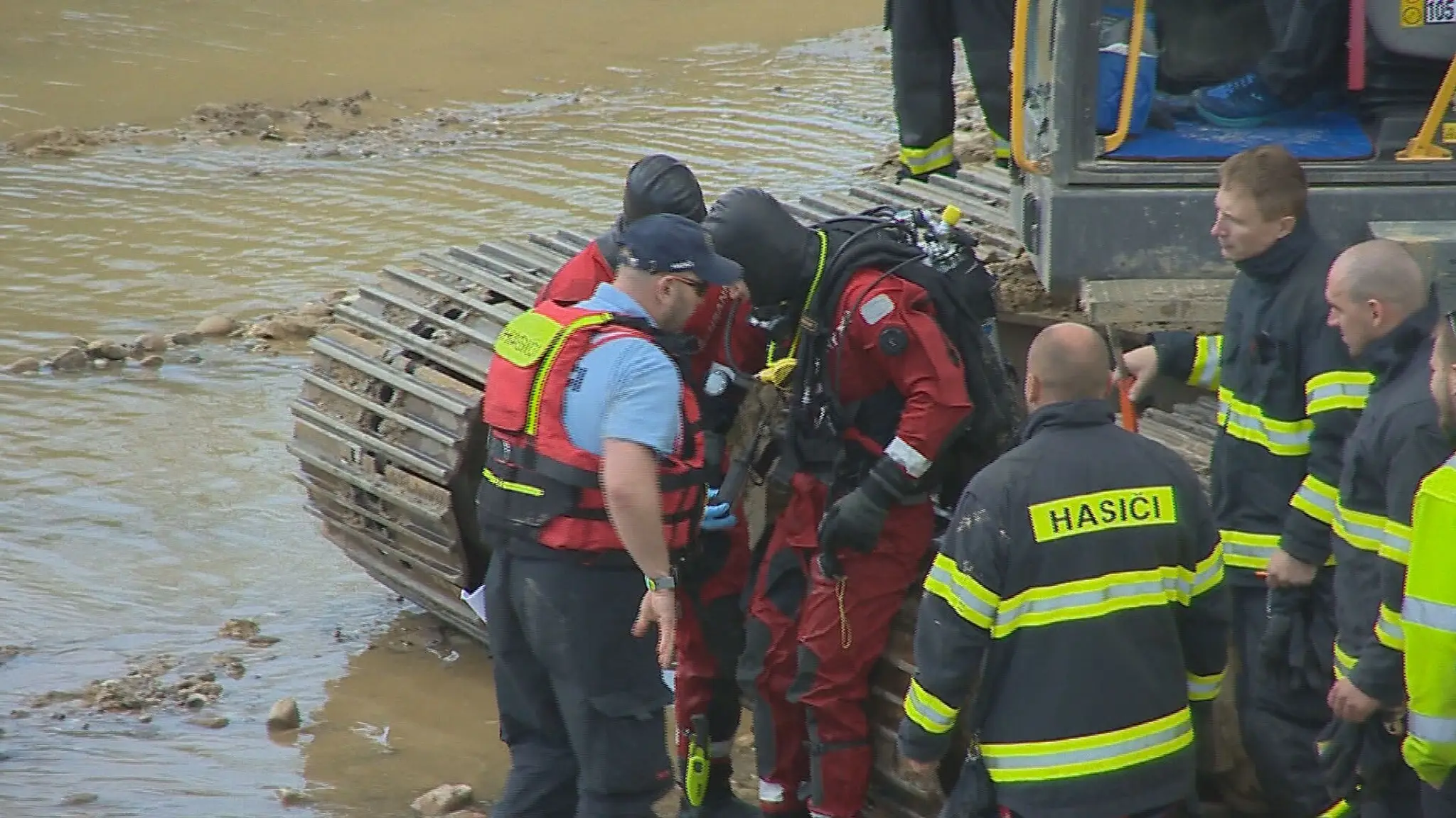 Záchranári a hasiči po štyroch hodinách vyslobodili bagristu z bagru pod vodou.