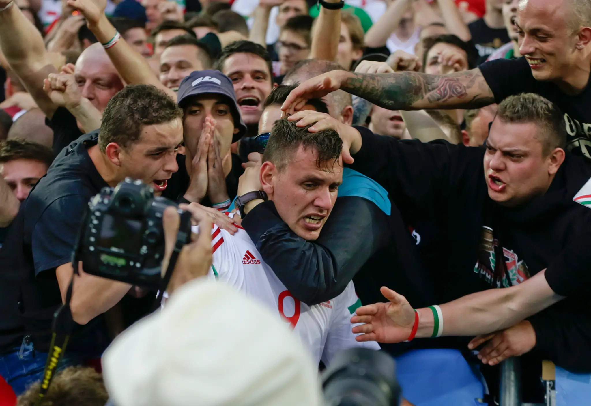 Maďar Ádám Szalai sa teší po strelení úvodného gólu do rakúskej siete na ME vo Francúzsku.