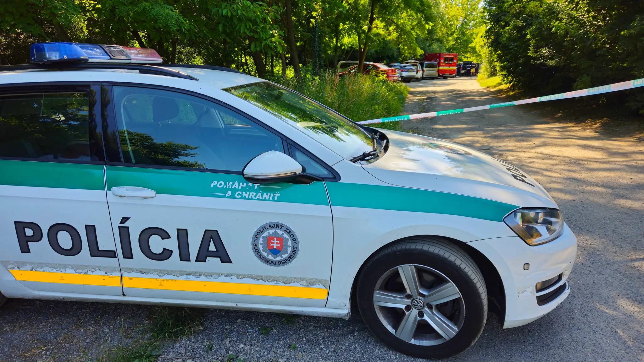 Policajti na mieste konfliktu.