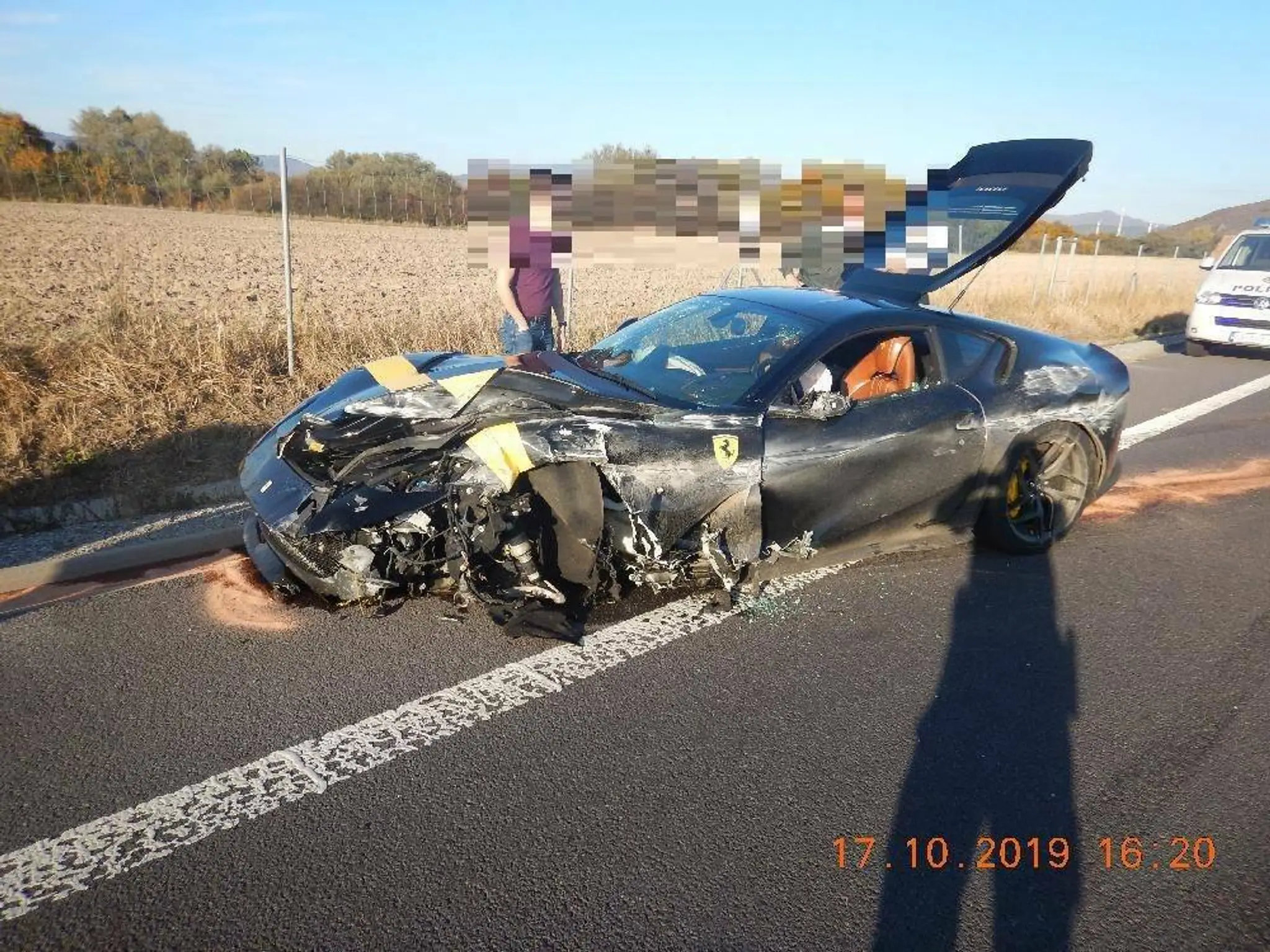 FOTOGALÉRIA: Na R1 havarovalo luxusné ferrari. Vodič z Lučenca vletel do zvodidiel