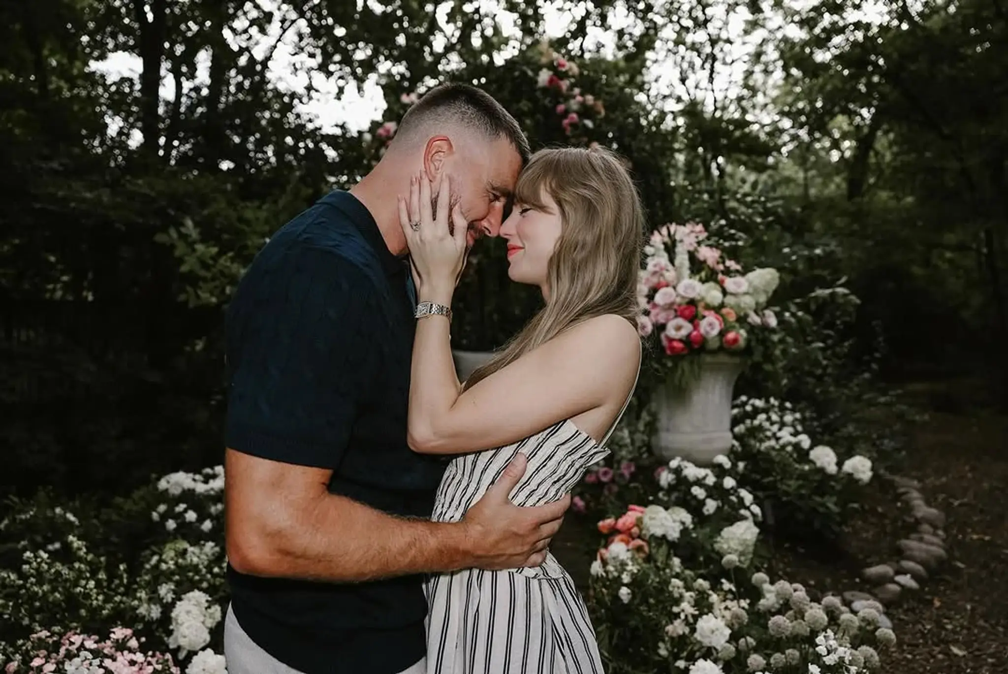 Taylor Swift a Travis Kalce sa zasnúbili. 