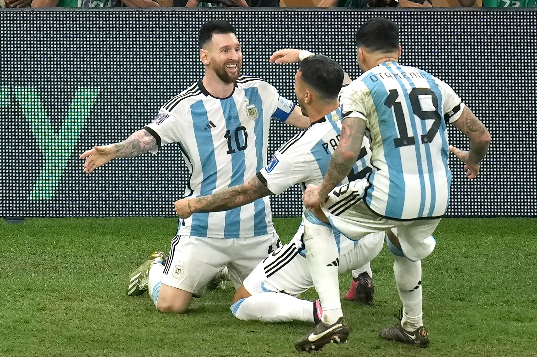 Messi so spoluhráčmi po góle na 3:2