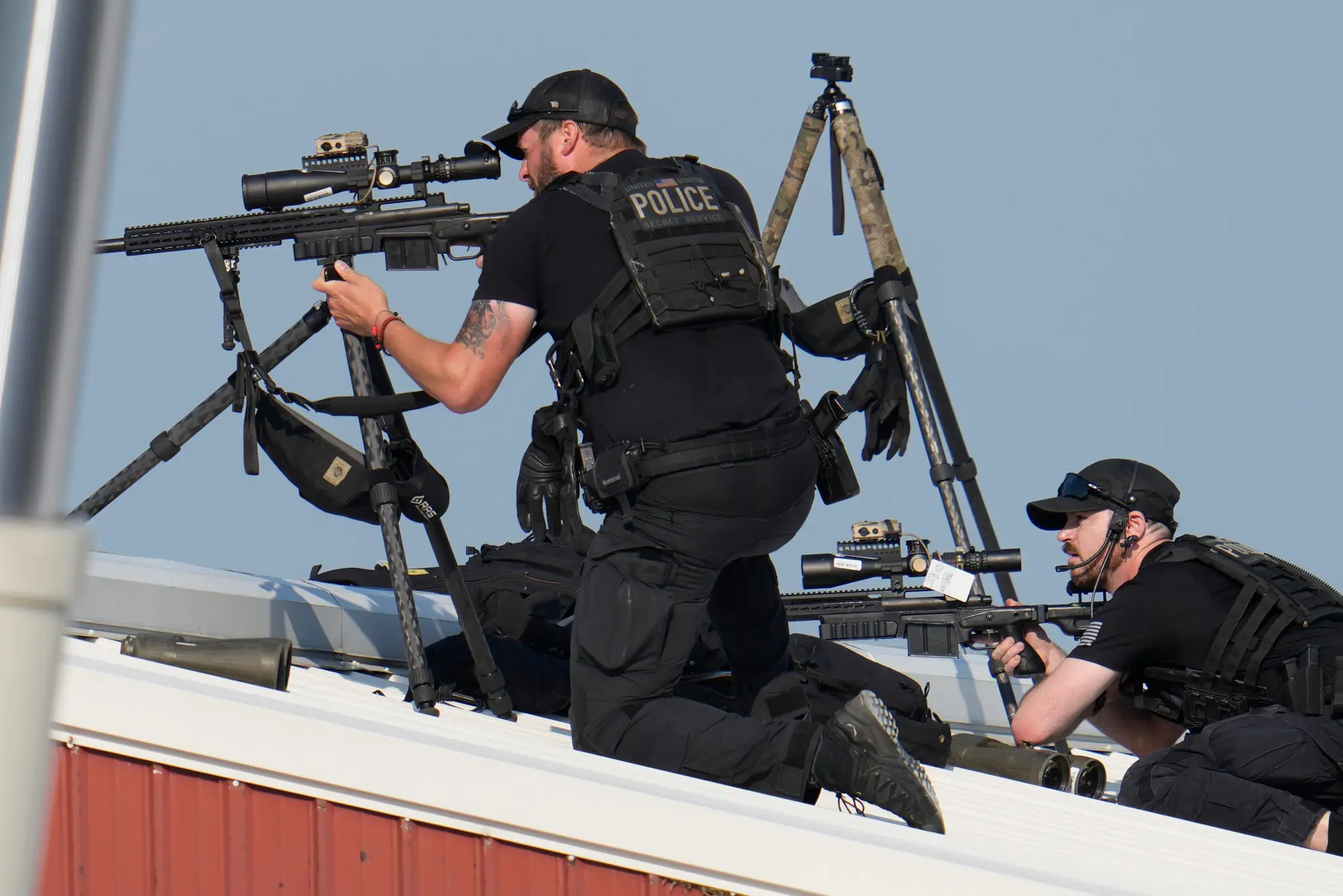 Na snímke policajní ostreľovači opätujú paľbu po výstreloch na Donalda Trumpa. 