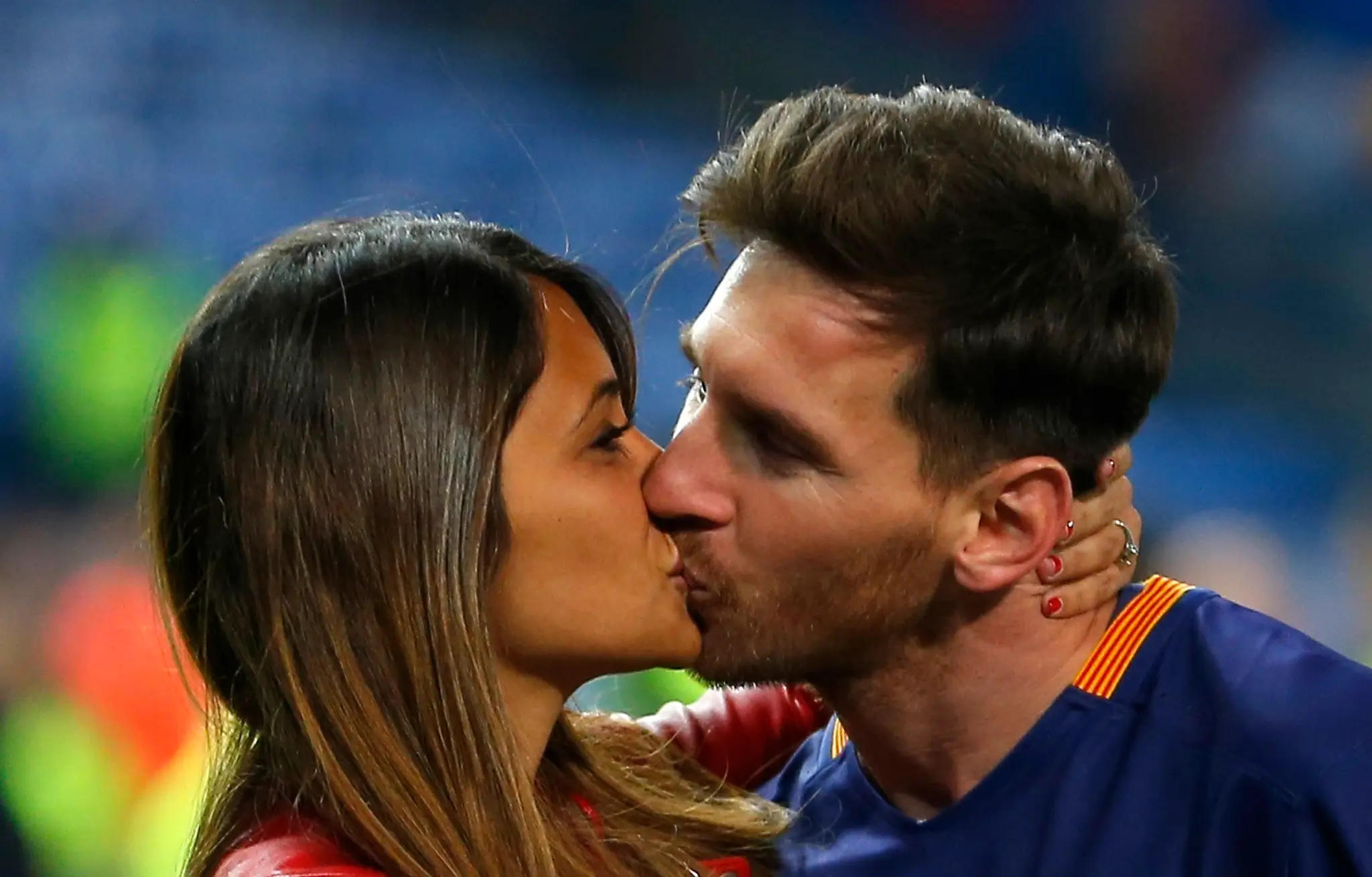 Lionel Messi bozkáva svoju partnerku Antonellu počas osláv po zisku španielskeho pohára Copa del Rey.