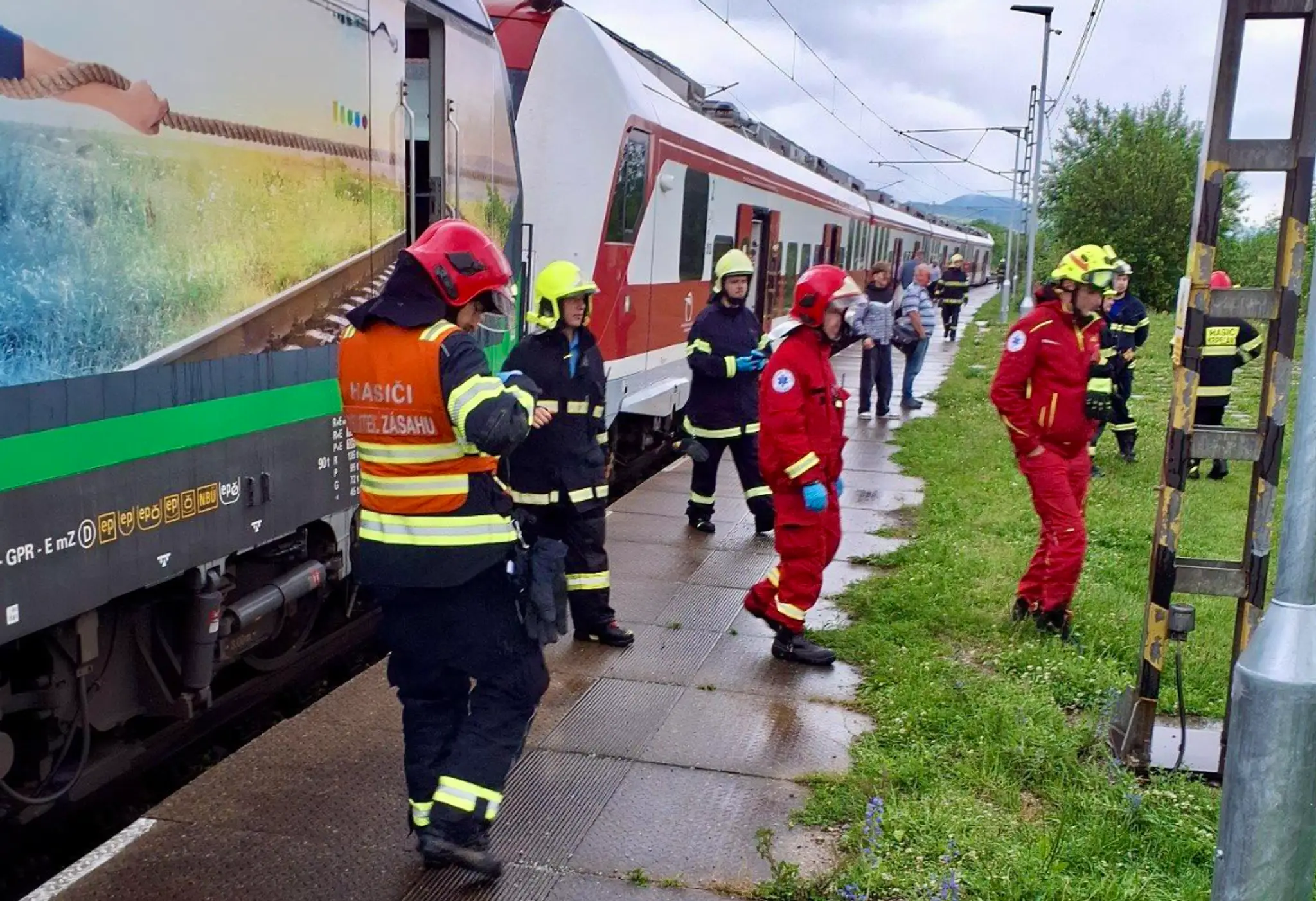 Na strednom Slovensku sa zrazili dva vlaky.