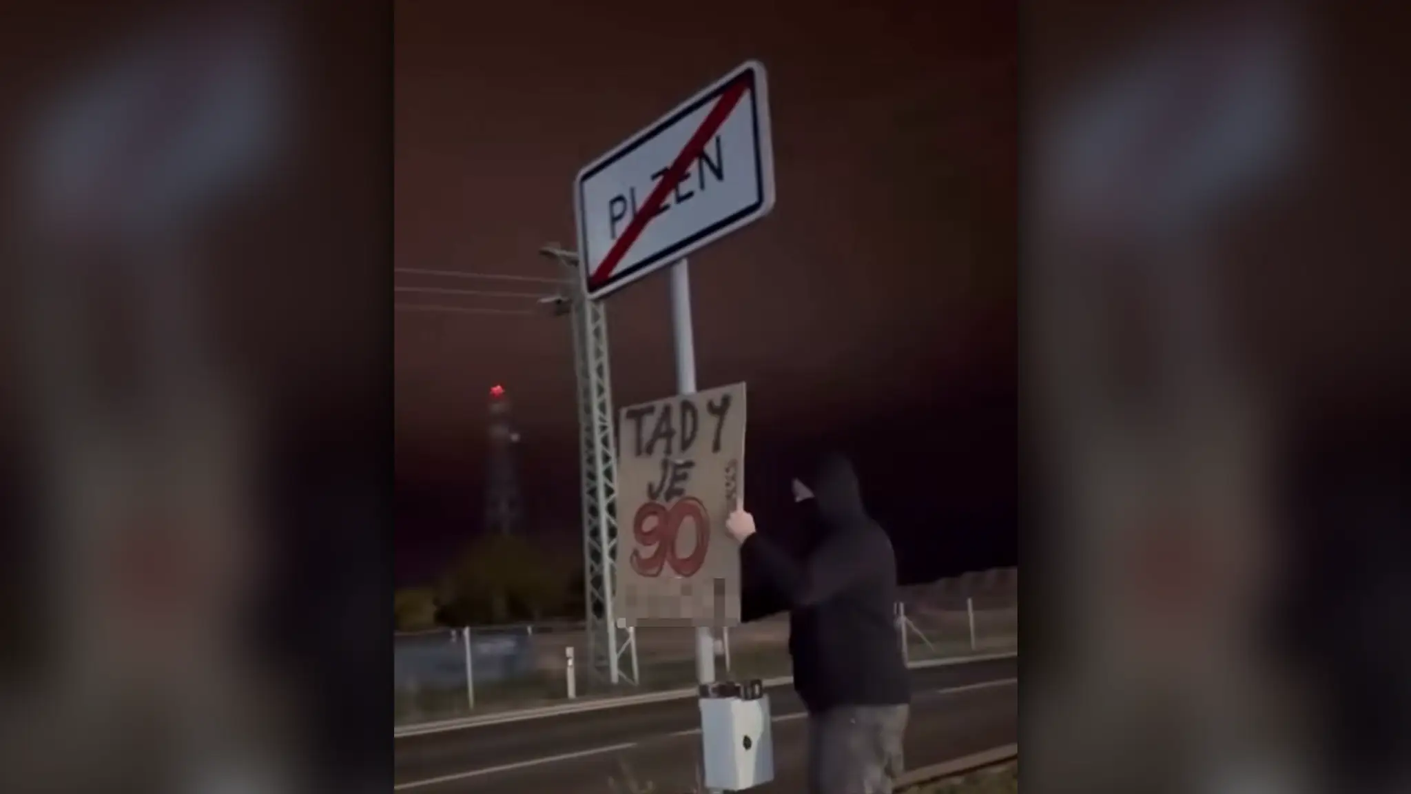 Ceduľa pod dopravnou značkou v Plzni