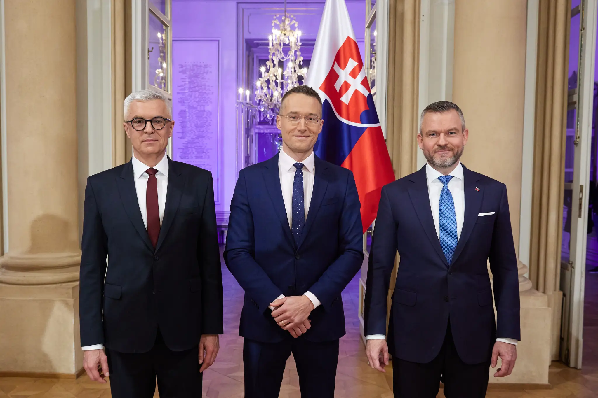 Kandidáti na prezidenta Ivan Korčok a Peter Pellegrini s moderátorom Michalom Kovačičom.