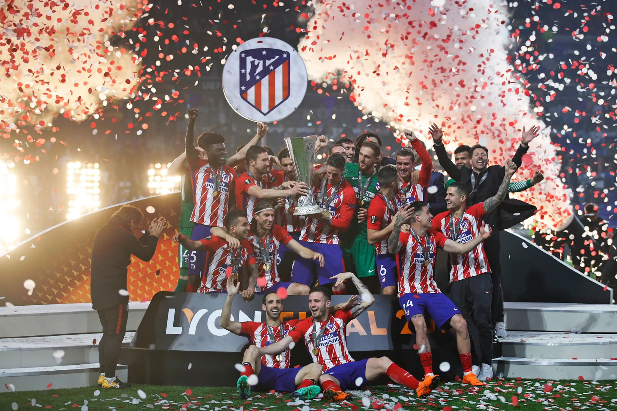 Hráči madridského Atlética oslavujú zisk trofeje po finále EL proti Marseille.