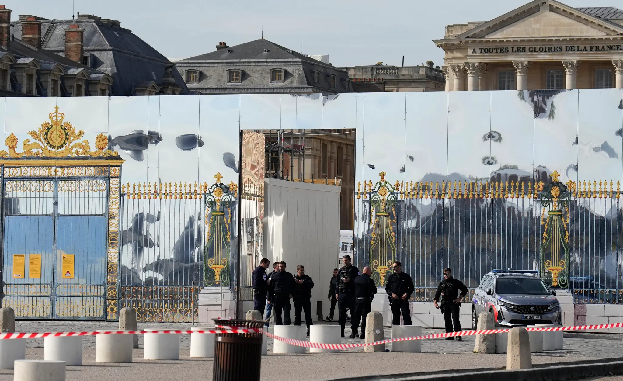Na snímke francúzski policajti strážia vchod do zámku Versailles po bezpečnostnom poplach.