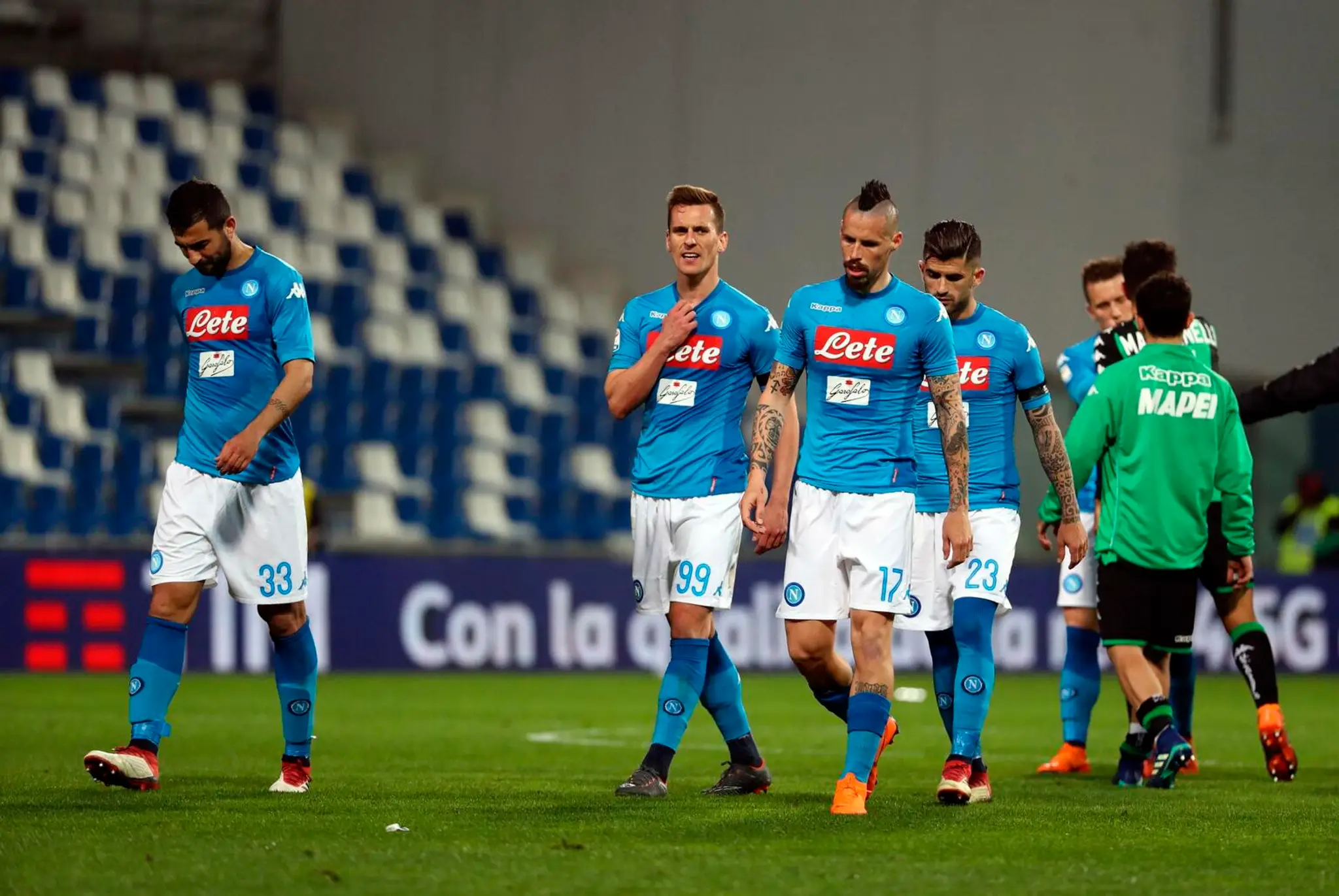 Sklamaní hráči Neapola, druhý sprava Marek Hamšík.