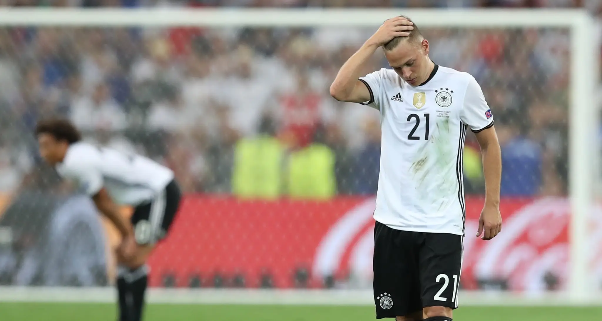 Nemec Joshua Kimmich odchádza sklamaný po zápase semifinále ME vo futbale Nemecko - Francúzsko
