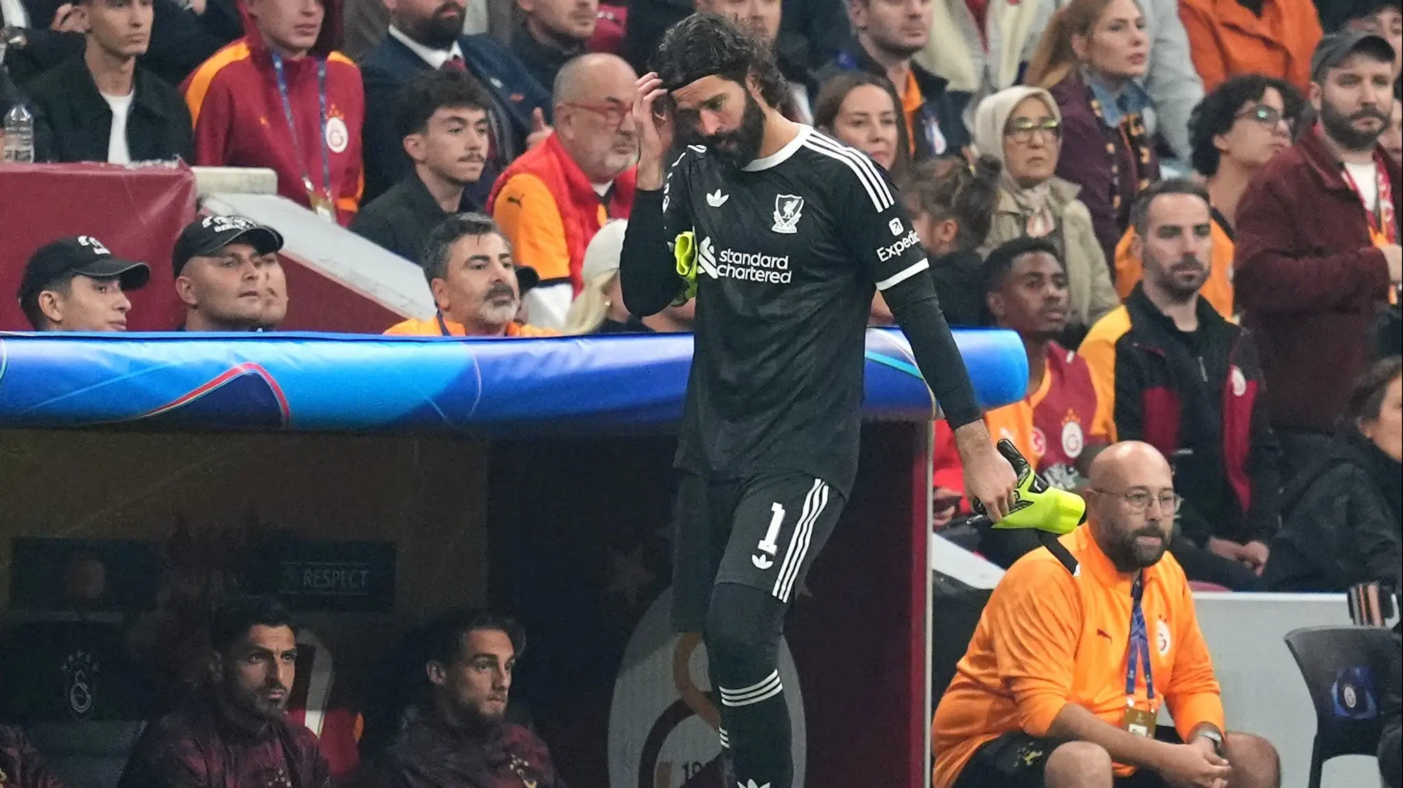 Brankár Liverpoolu Alisson Becker. (cropped)