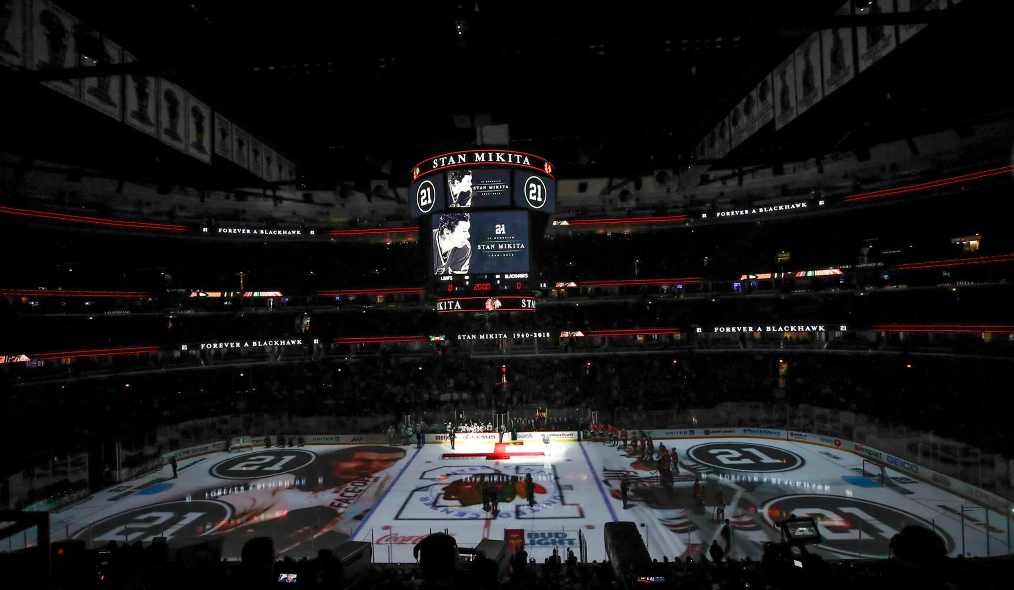 Štadión v Chicagu pred duelom s Torontom si uctieva pamiatku Stana Mikitu.