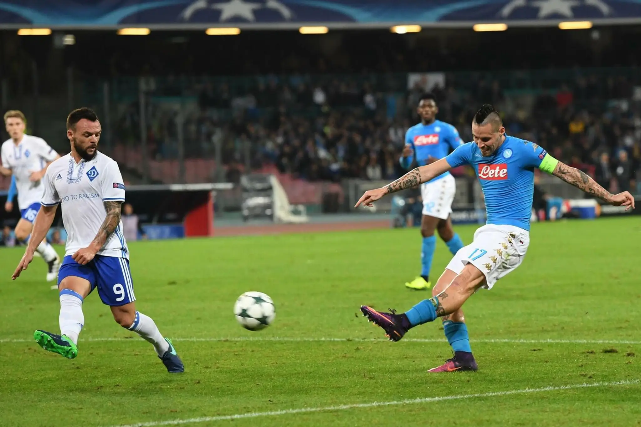 Kapitán SSC Neapol Marek Hamšík (vpravo) centruje loptu v dueli LM proti Dynamu Kyjev.