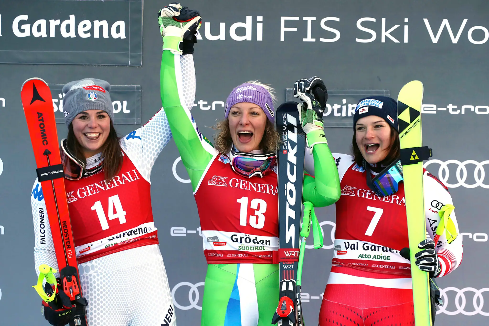 Tri najlepšie lyžiarky zjazdu vo Val Gardene - zľava Nicol Delagová, Ilka Štuhecová a Ramona Siebenhoferová.