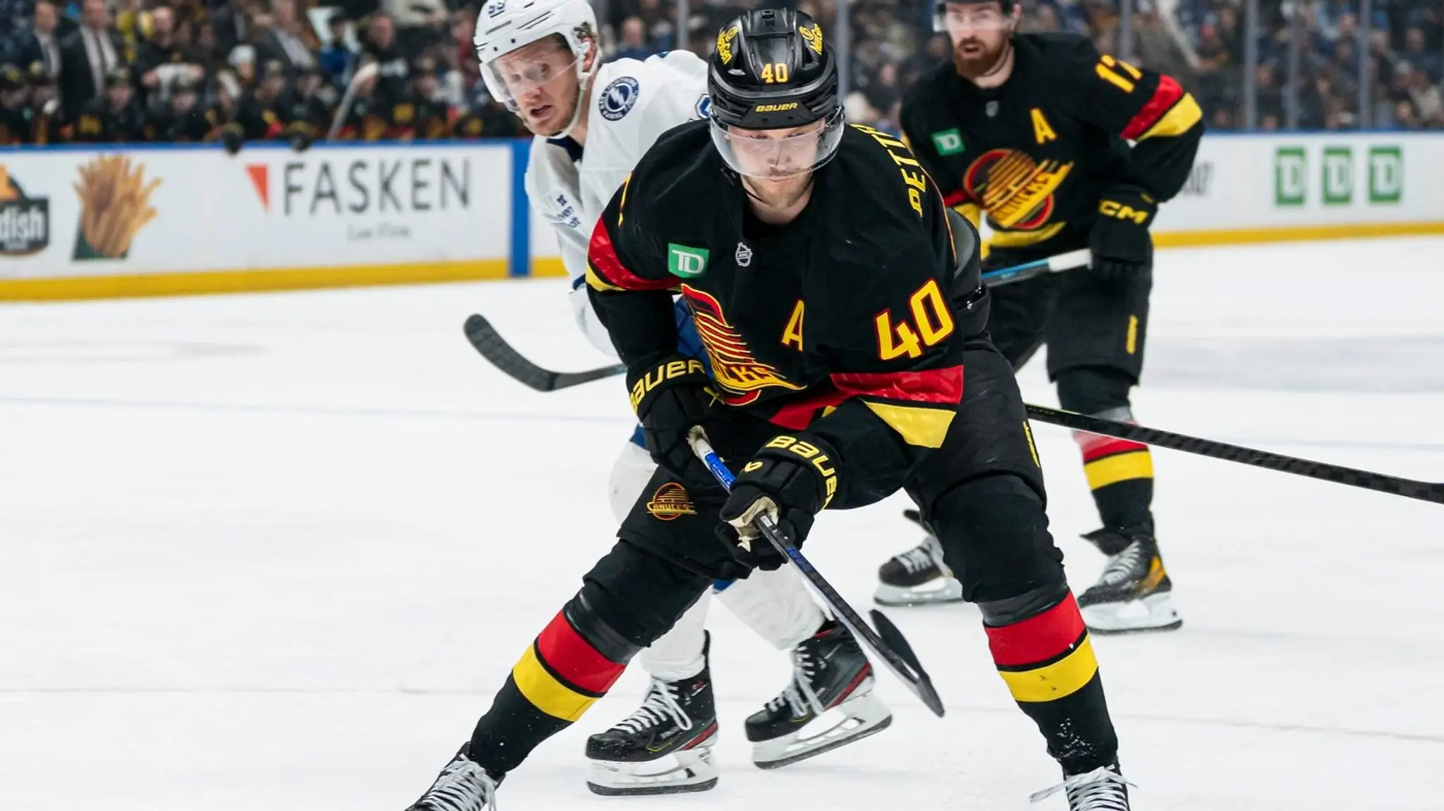Hokejista Vancouveru Canucks Elias Pettersson. (cropped)