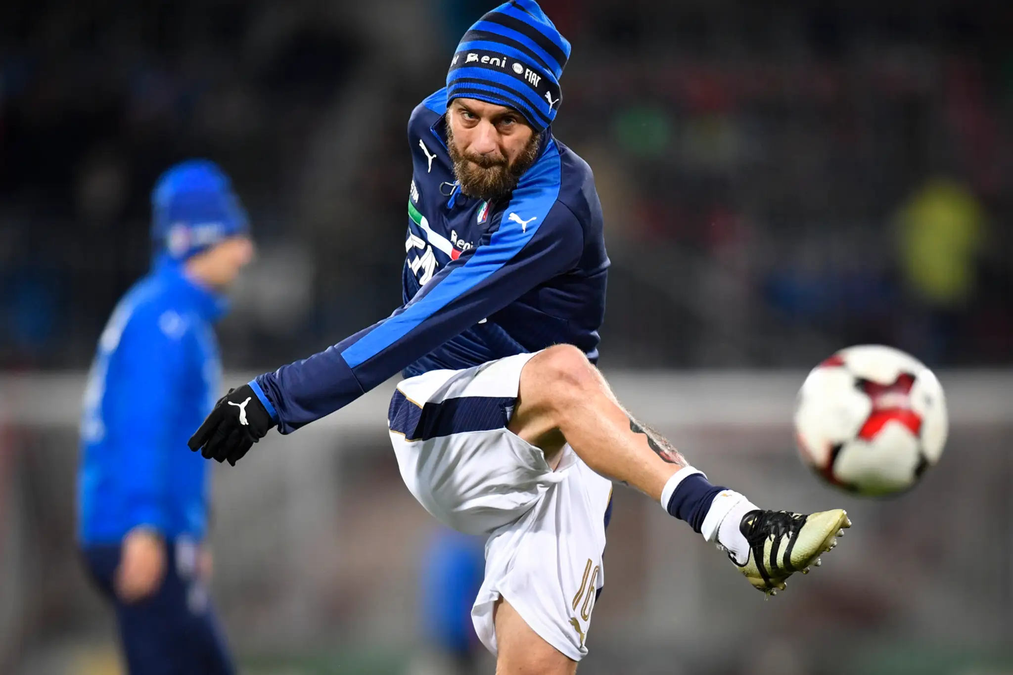 Daniele de Rossi sa rozcvičuje pred zápasom s Lichtenštajnskom.